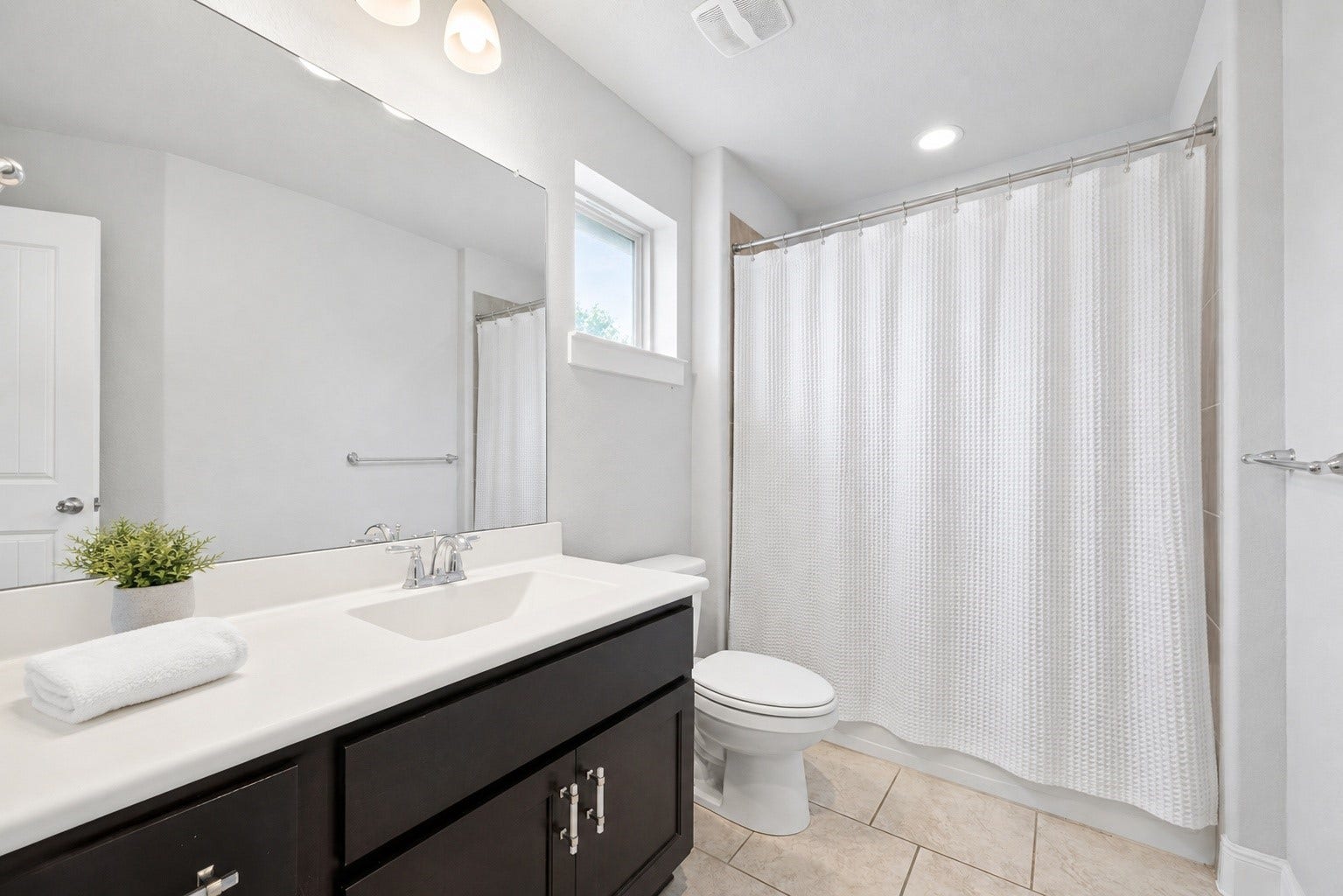 3514 Hampton Landing Court, Katy, TX 77494 Ensuite bathroom for the second Primary bedroom upstairs.
