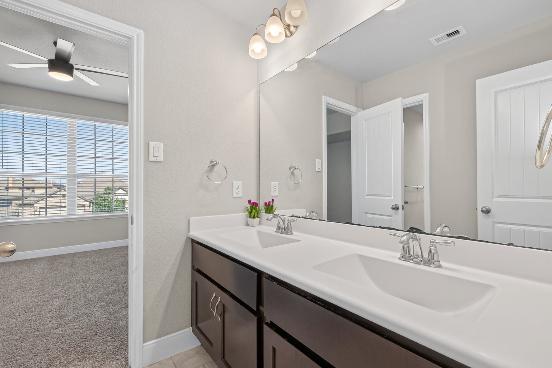 3514 Hampton Landing Court, Katy, TX 77494 Jack N Jill bathroom between 2 secondary bedrooms upstairs