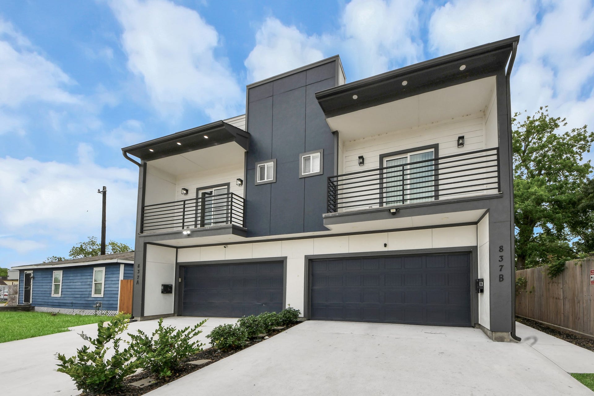 837 W Little York Road, Houston, TX 77091 Modern 2023 Houston duplex for sale in 77091 offering two residences and flexible rental income potential.