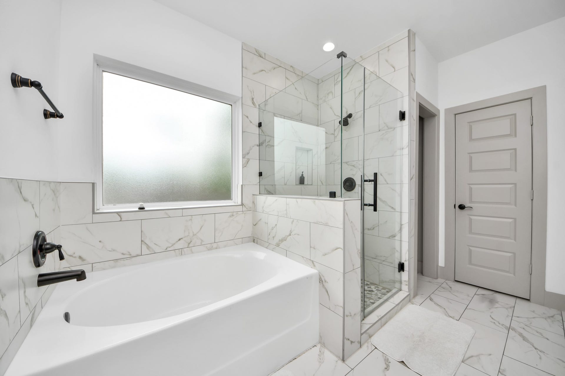 837 W Little York Road, Houston, TX 77091 Wash away your stress in this gorgeous bathroom