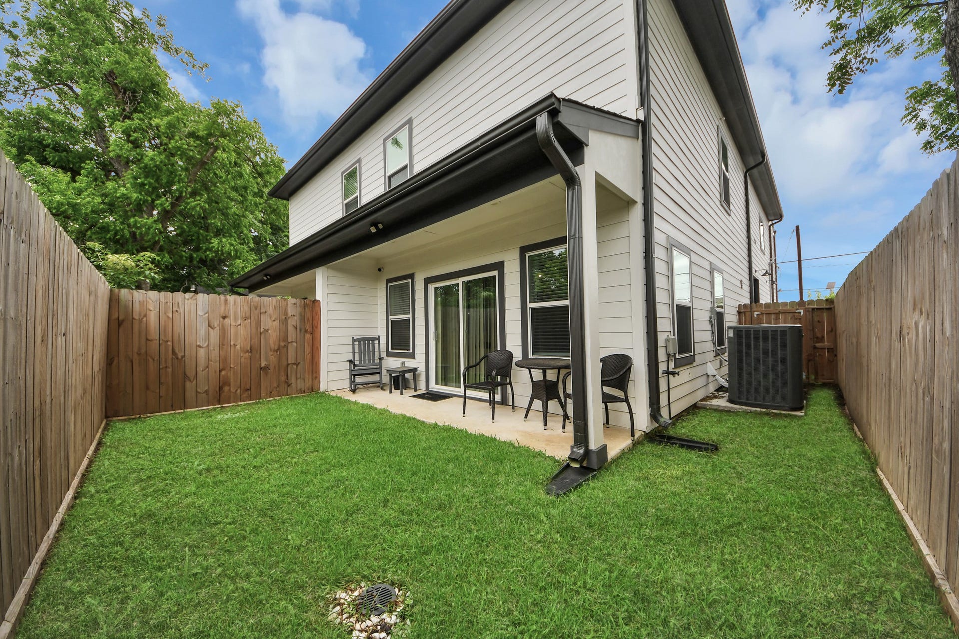 837 W Little York Road, Houston, TX 77091 Two residences under one roof make this Houston duplex a compelling option for house hackers and real estate investors.