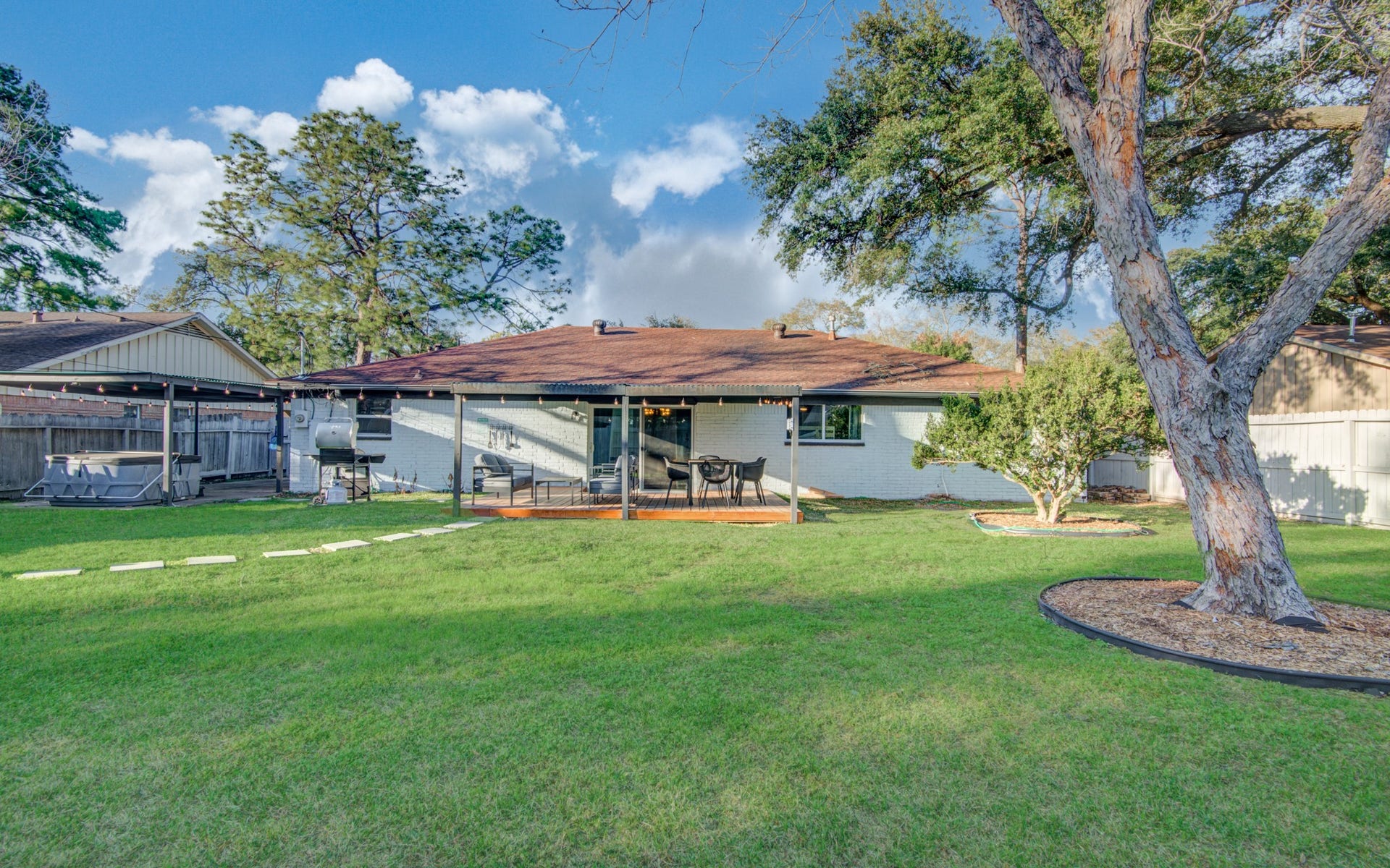 9515 Meadowglen Lane, Houston, TX 77063