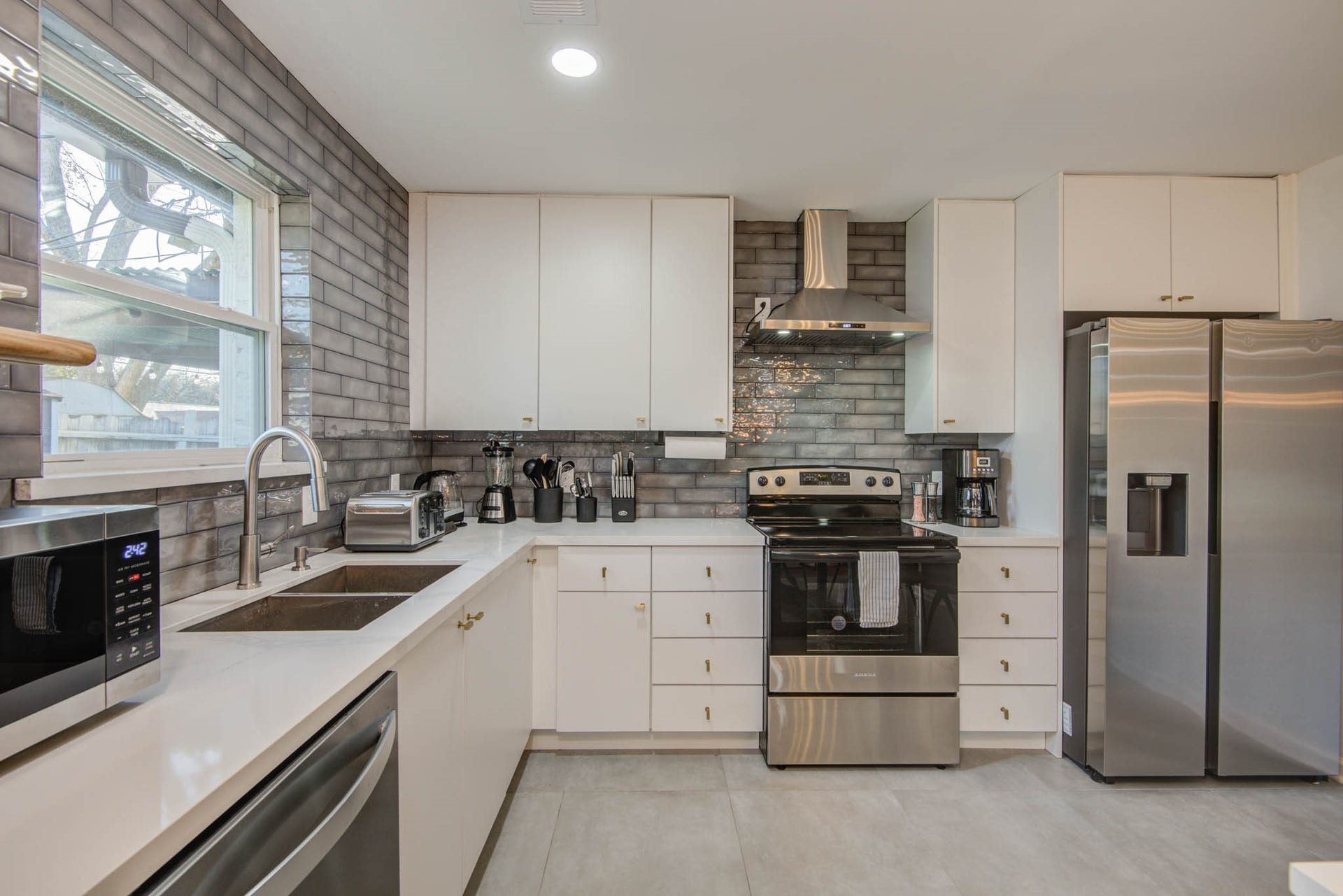 9515 Meadowglen Lane, Houston, TX 77063