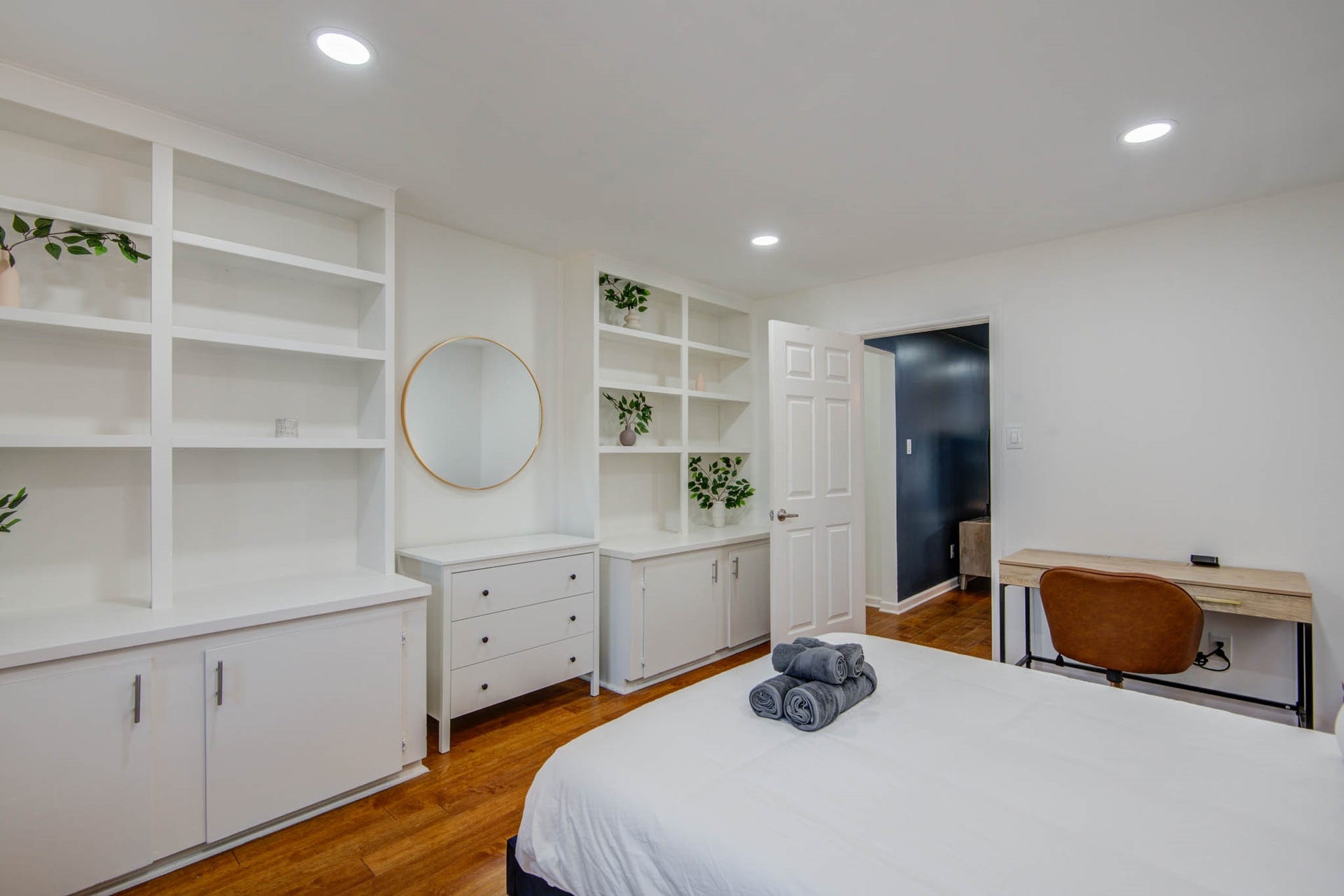 9515 Meadowglen Lane, Houston, TX 77063