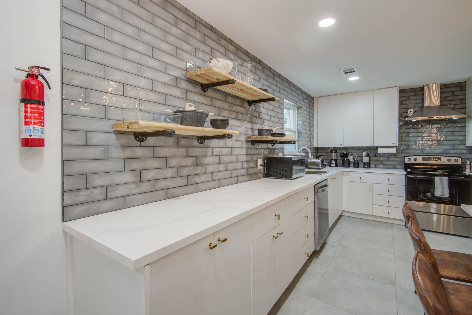 9515 Meadowglen Lane, Houston, TX 77063