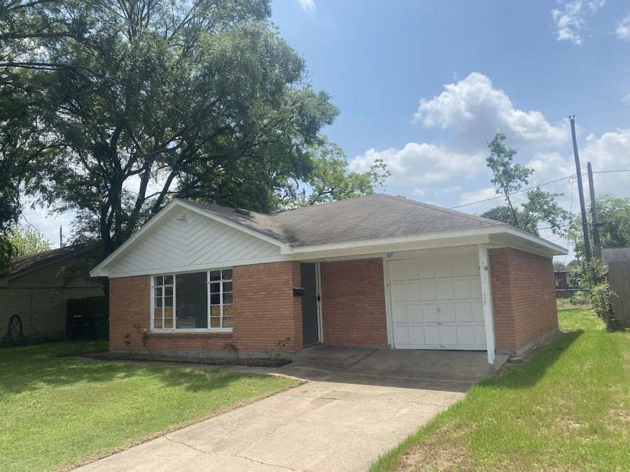 Property photo for 121 E Riverwood Drive, Houston, TX