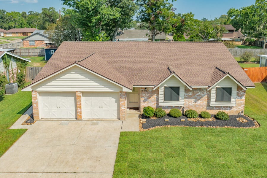 Property photo for 528 Daffodil Street, Lake Jackson, TX