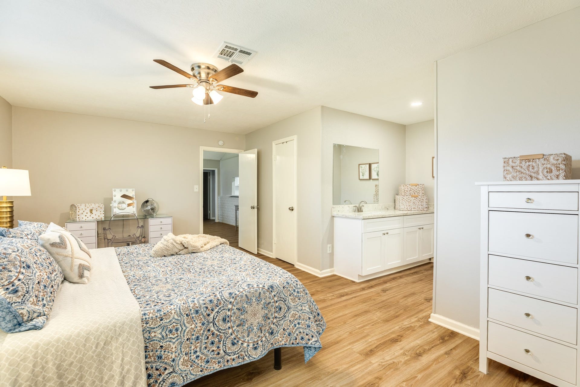 528 Daffodil Street, Lake Jackson, TX 77566 528 Daffodil Street, Lake Jackson, TX 77566