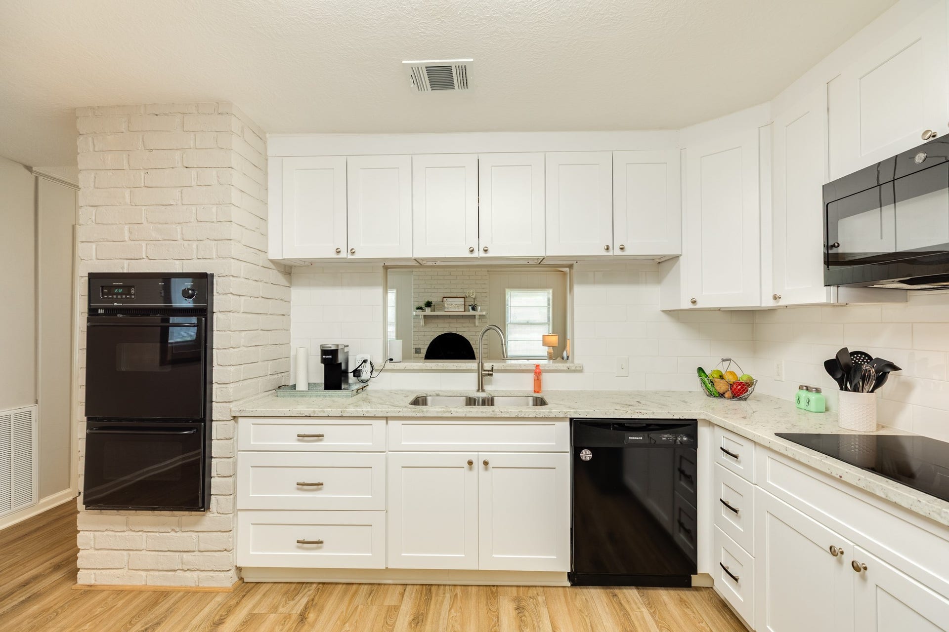 528 Daffodil Street, Lake Jackson, TX 77566 528 Daffodil Street, Lake Jackson, TX 77566