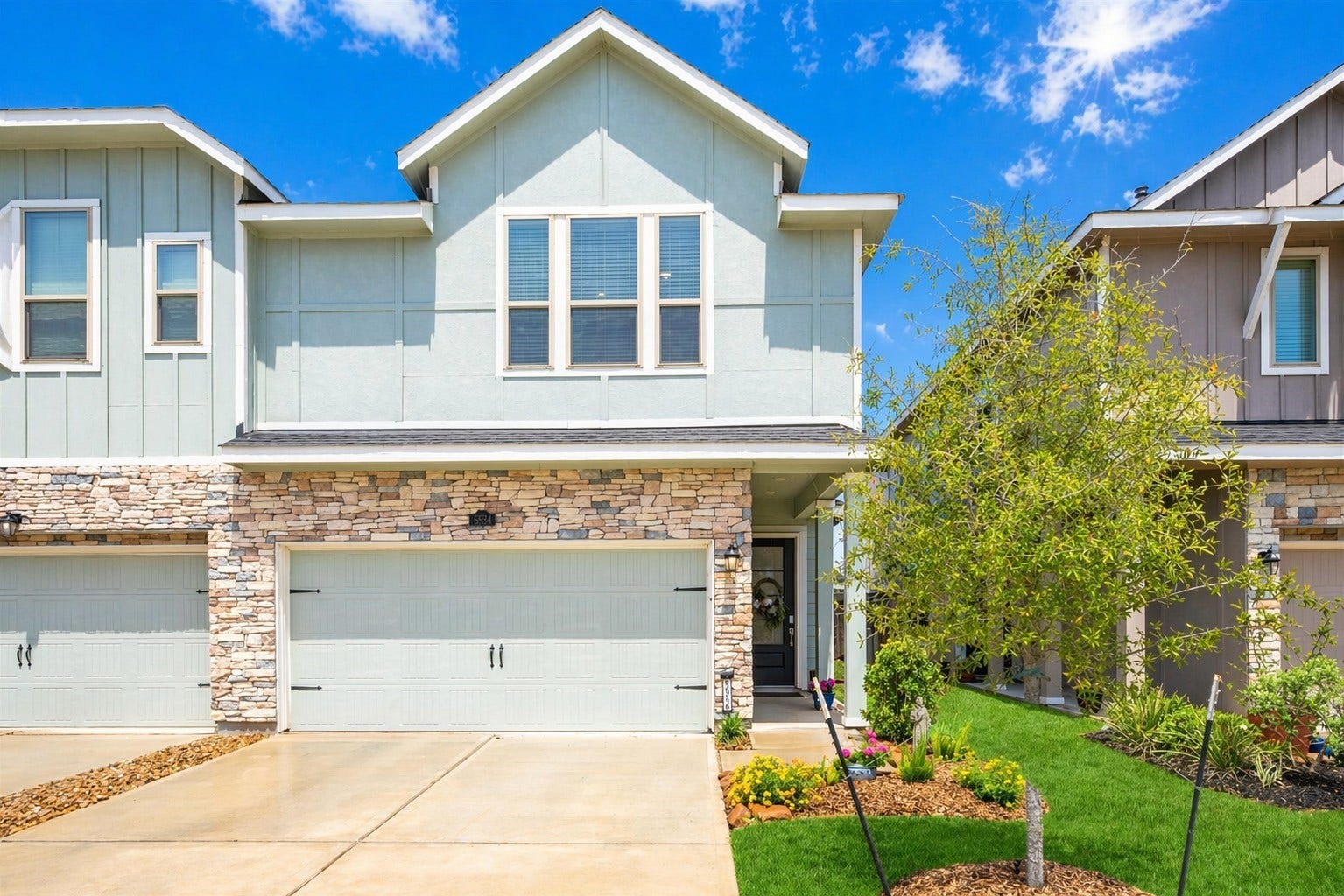 Welcome to 5534 Amber Brook Lane! This comfortable duplex in Cross Creek Ranch offers a relaxed lifestyle with stunning waterfront views and access to premium community amenities.
