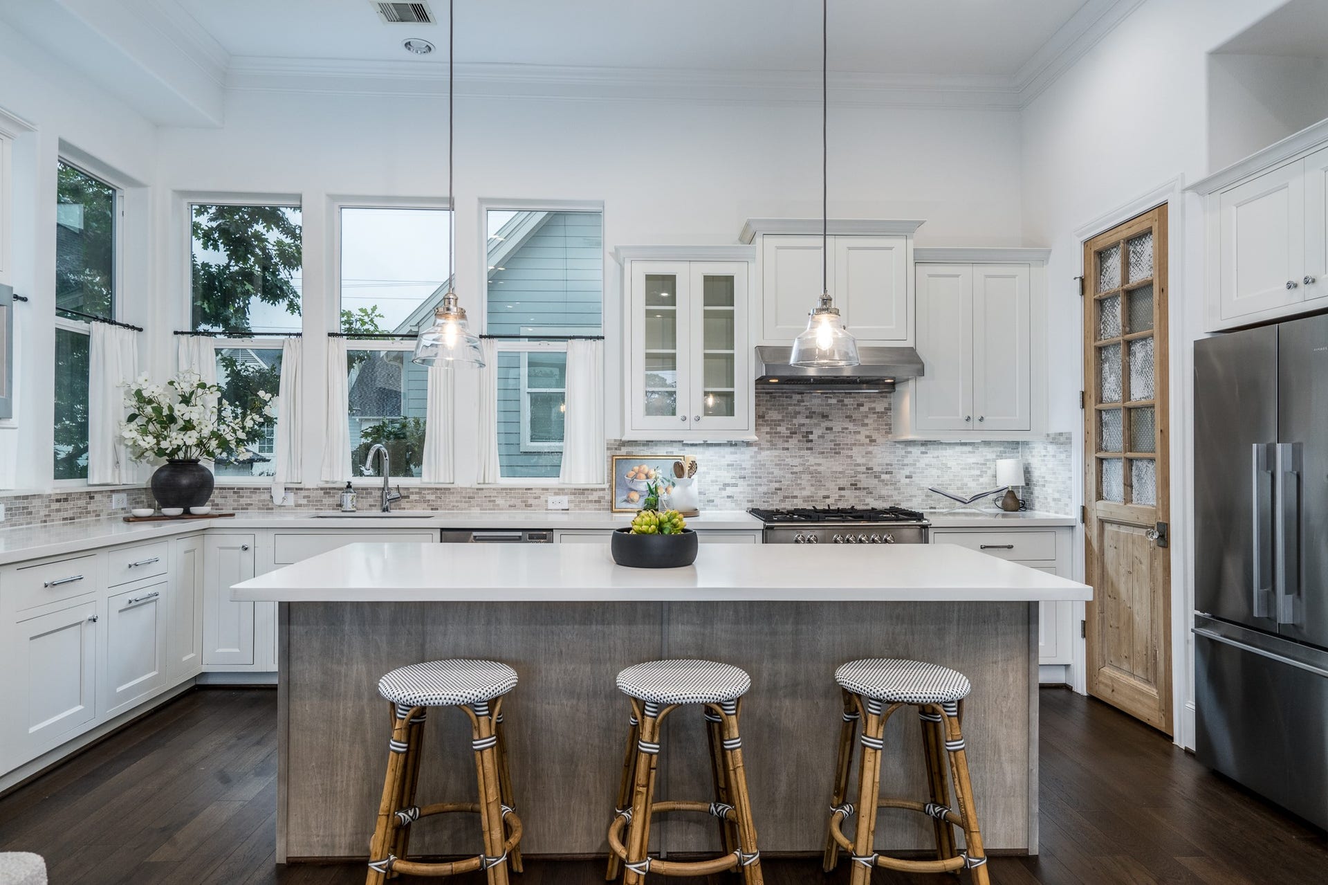 8624 Emnora Lane, Houston, TX 77080 The kitchen is stunning.
