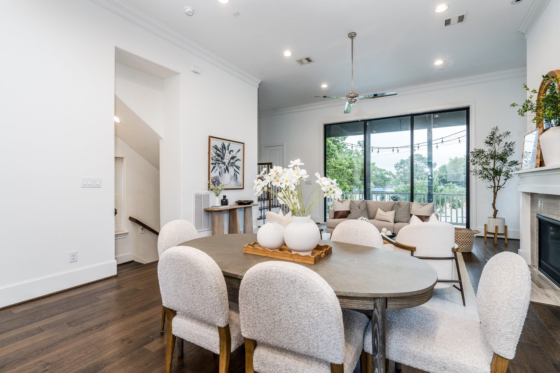 8624 Emnora Lane, Houston, TX 77080 On the second floor there is a large living space with a great balcony.