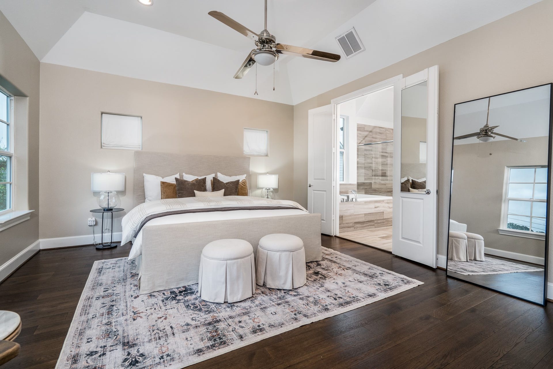 8624 Emnora Lane, Houston, TX 77080 Notice the wood flooring and tall ceilings.