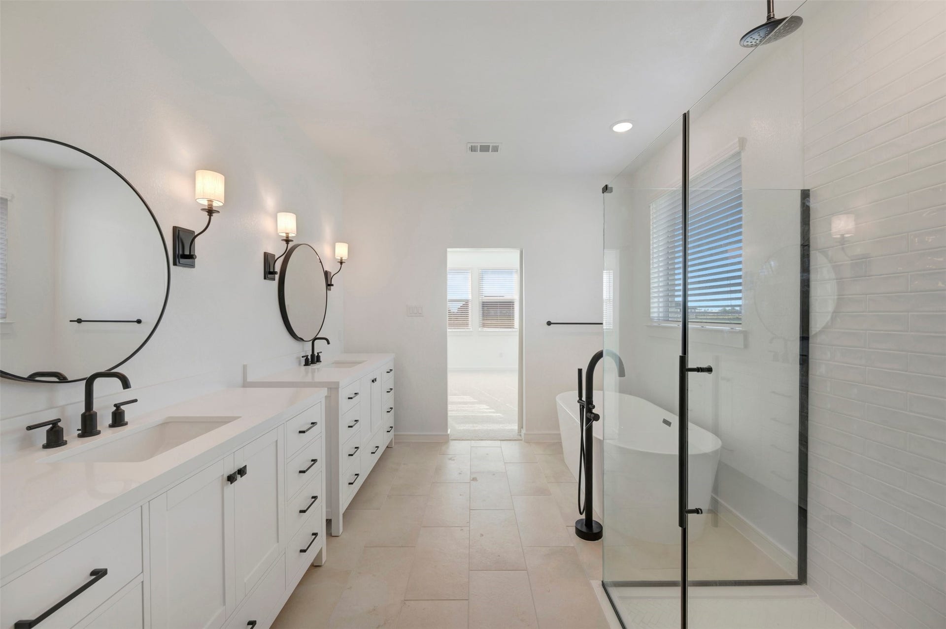 4005 Cardinal Way, Waller, TX 77484 Luxurious primary bath