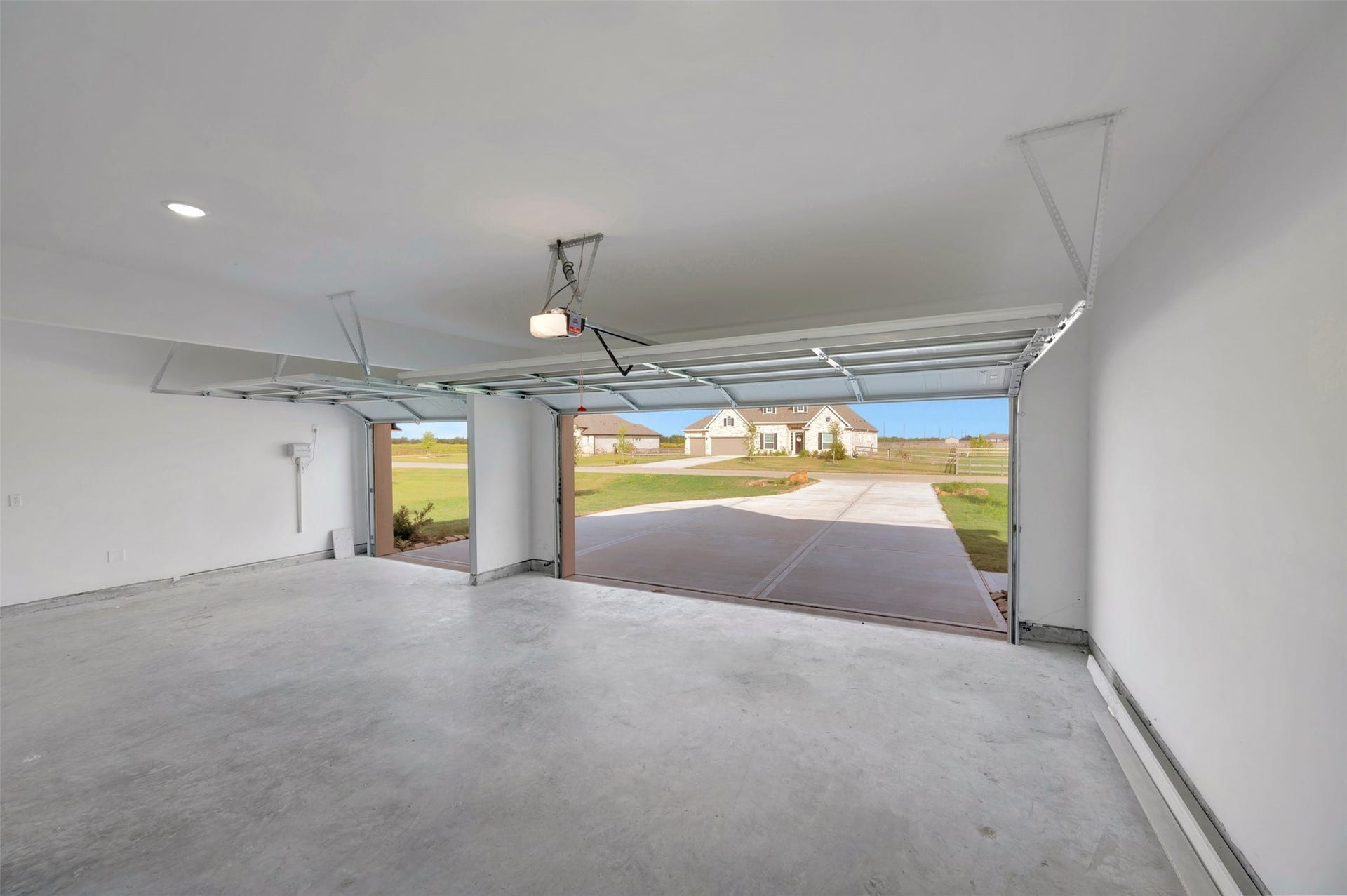 4005 Cardinal Way, Waller, TX 77484 4 car tandem garage