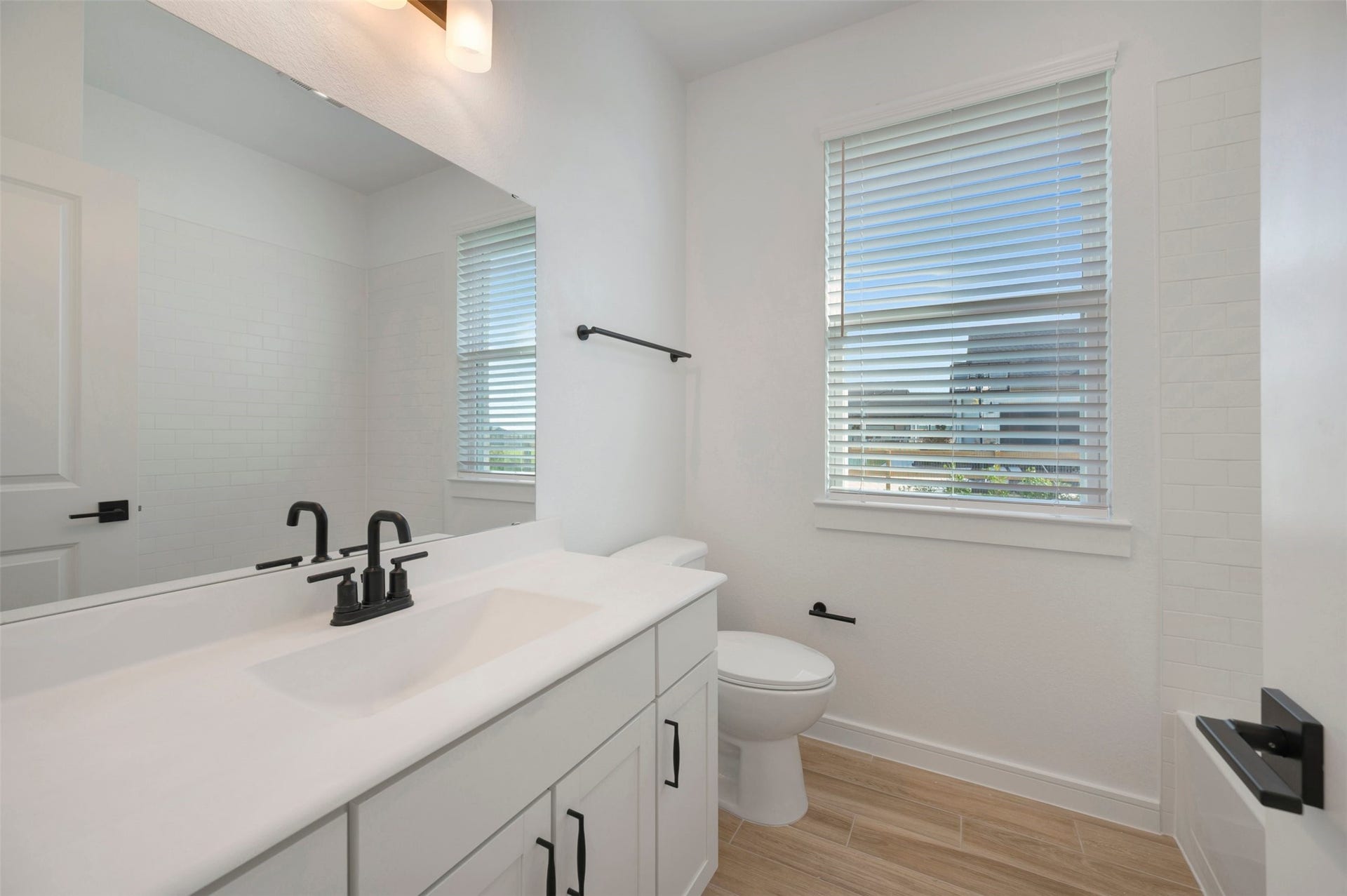 4005 Cardinal Way, Waller, TX 77484 Hall bath