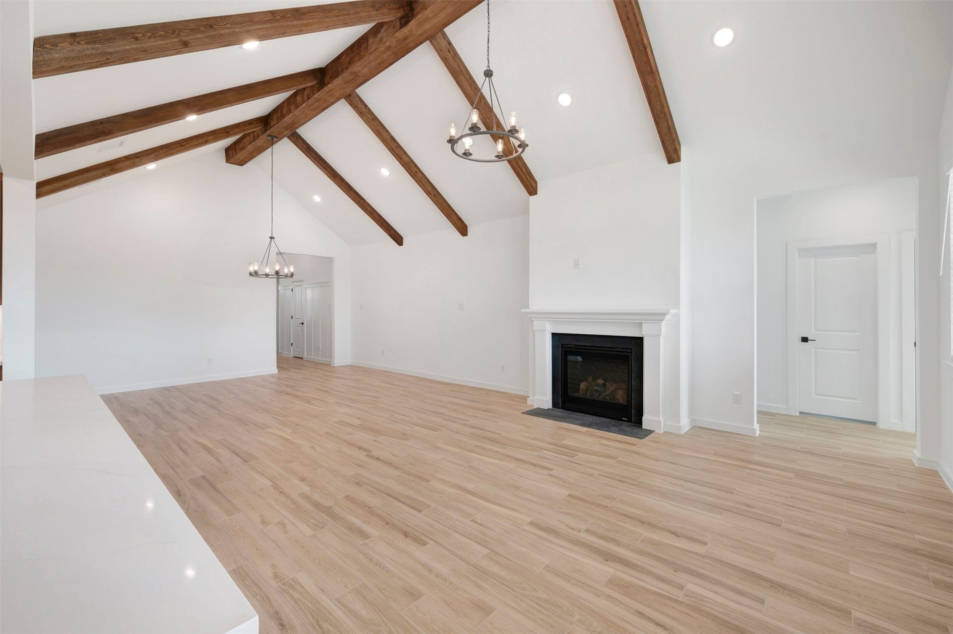 4005 Cardinal Way, Waller, TX 77484 Airy living area with vaulted ceilings and stained beams