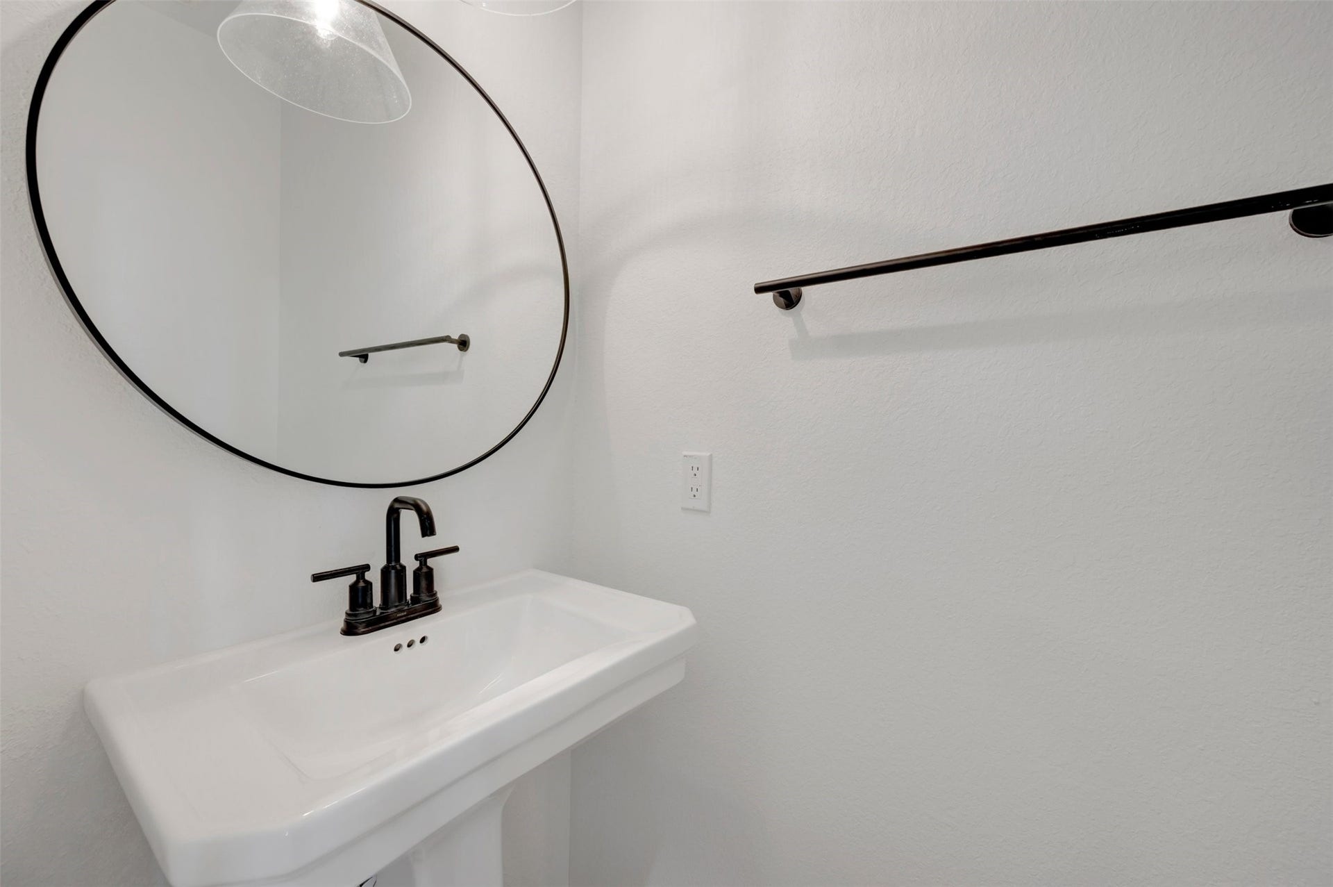 4005 Cardinal Way, Waller, TX 77484 Half bath