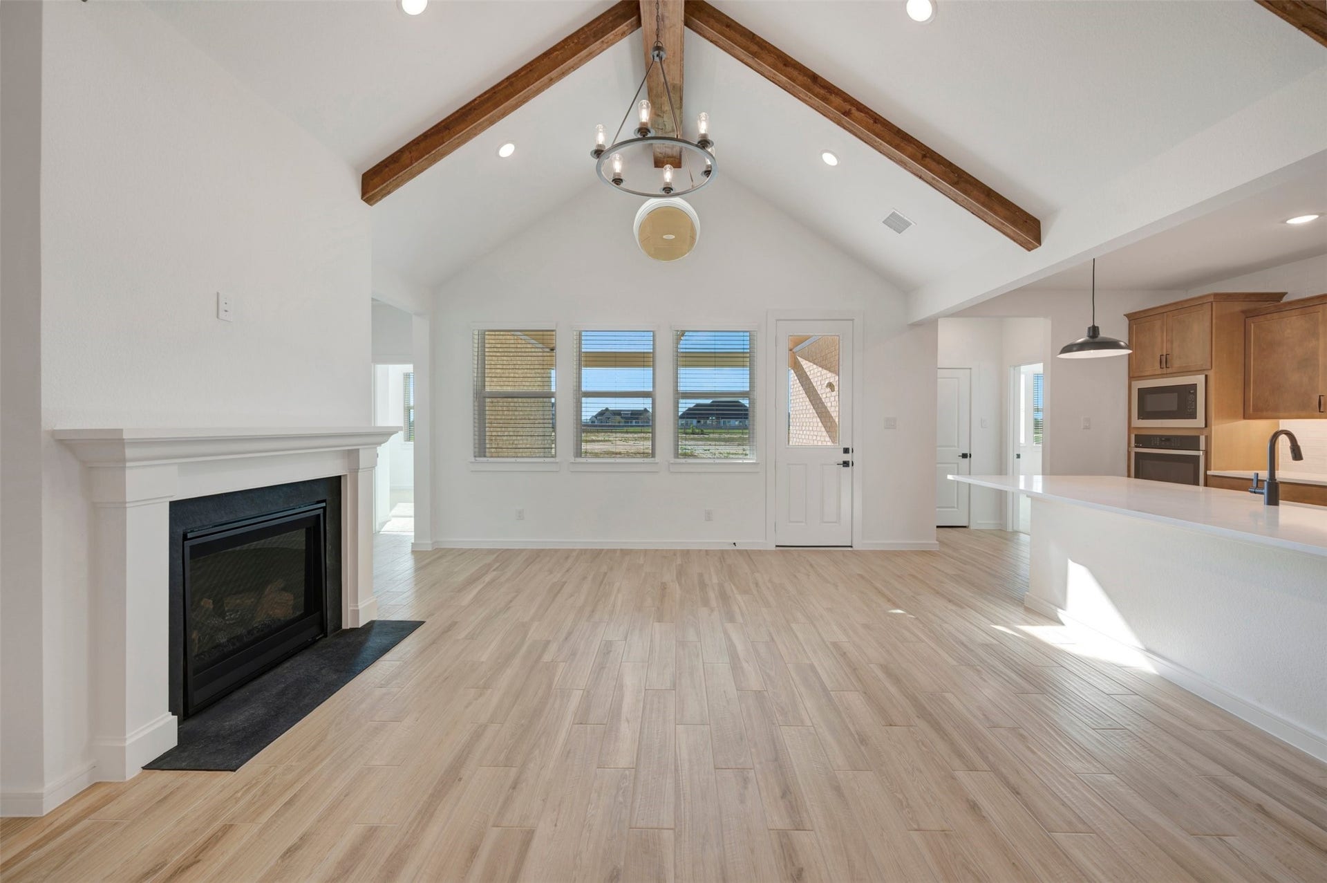 4005 Cardinal Way, Waller, TX 77484 Cozy great room with fireplace