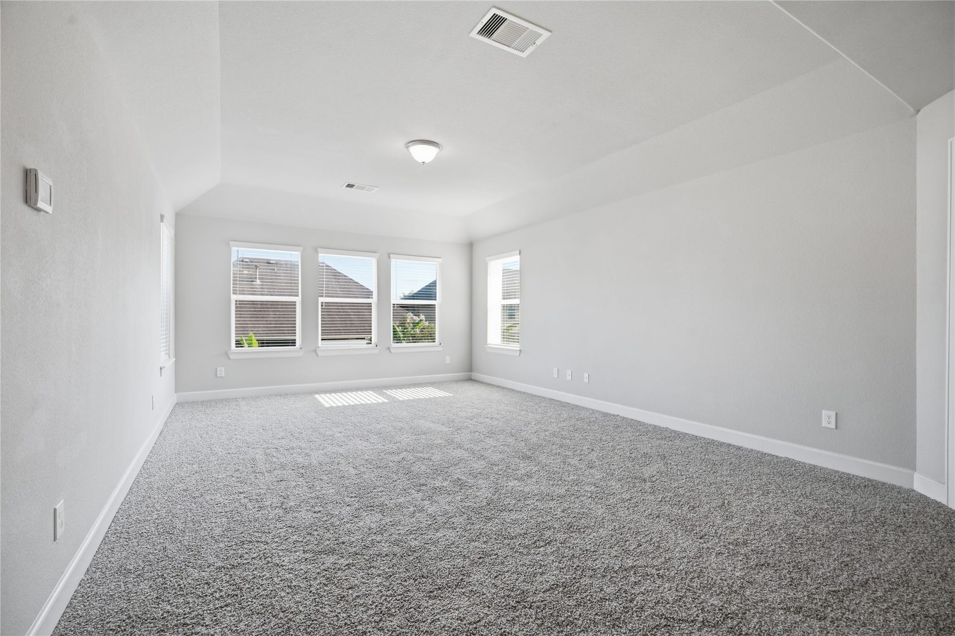 1717 Oakdale Mist Drive, Dickinson, TX 77539 Spacious game room sits at the top of the stairs and creates a central gathering space between the upstairs bedrooms.