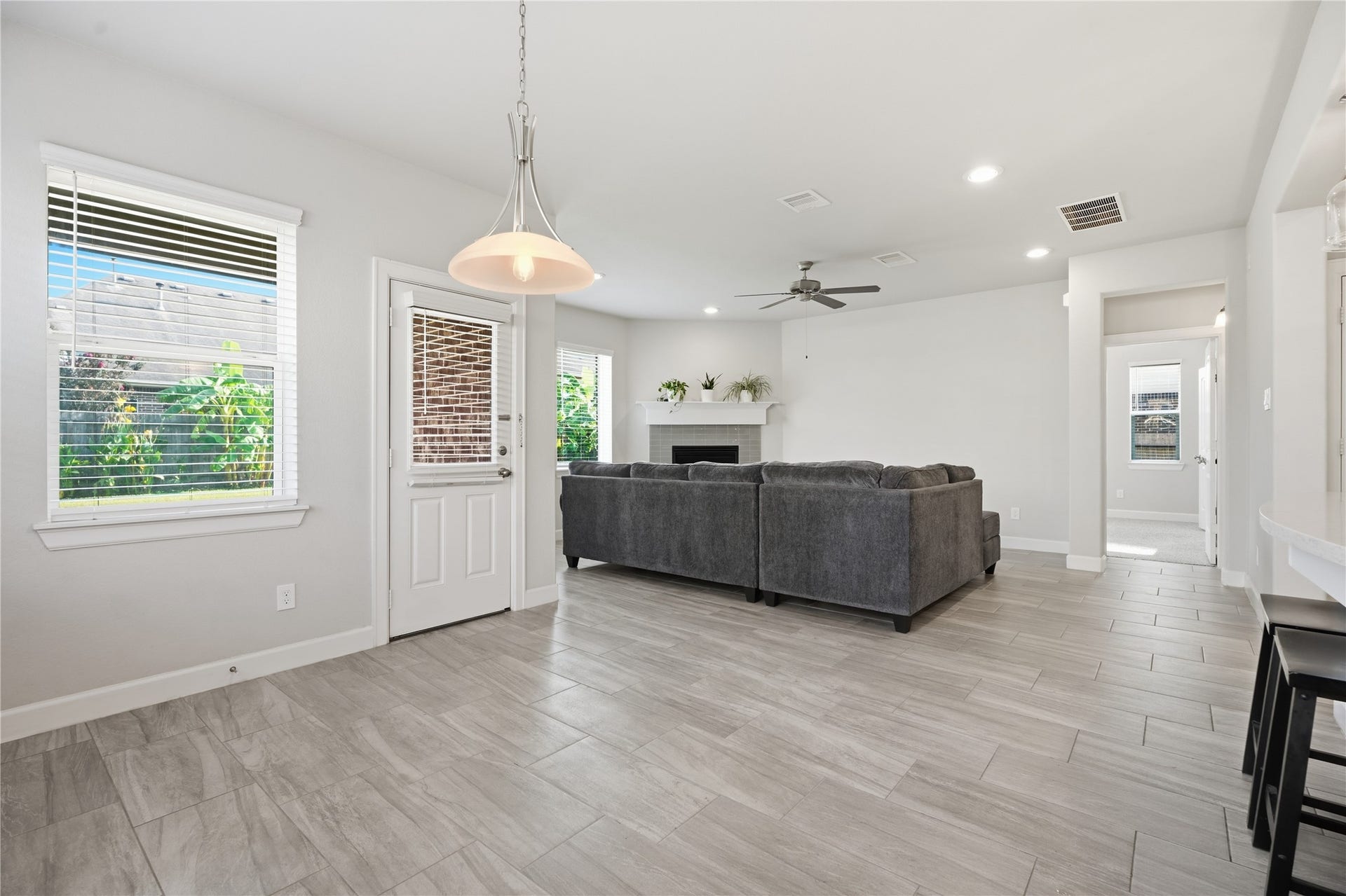 1717 Oakdale Mist Drive, Dickinson, TX 77539 Open layout connects the breakfast area to the living room, creating an easy flow between the homes main gathering spaces.