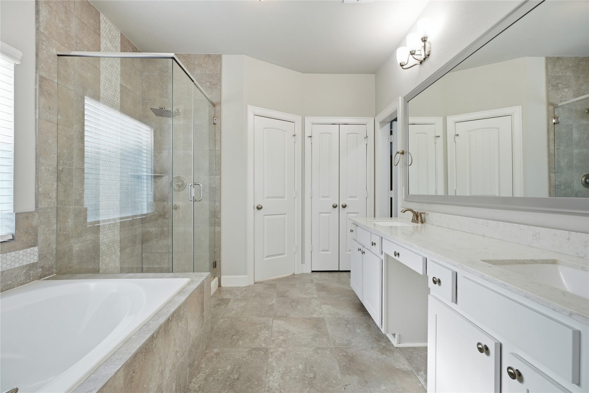 1717 Oakdale Mist Drive, Dickinson, TX 77539 Relax and unwind in the soaking tub, complemented by a separate walk-in shower for added convenience.