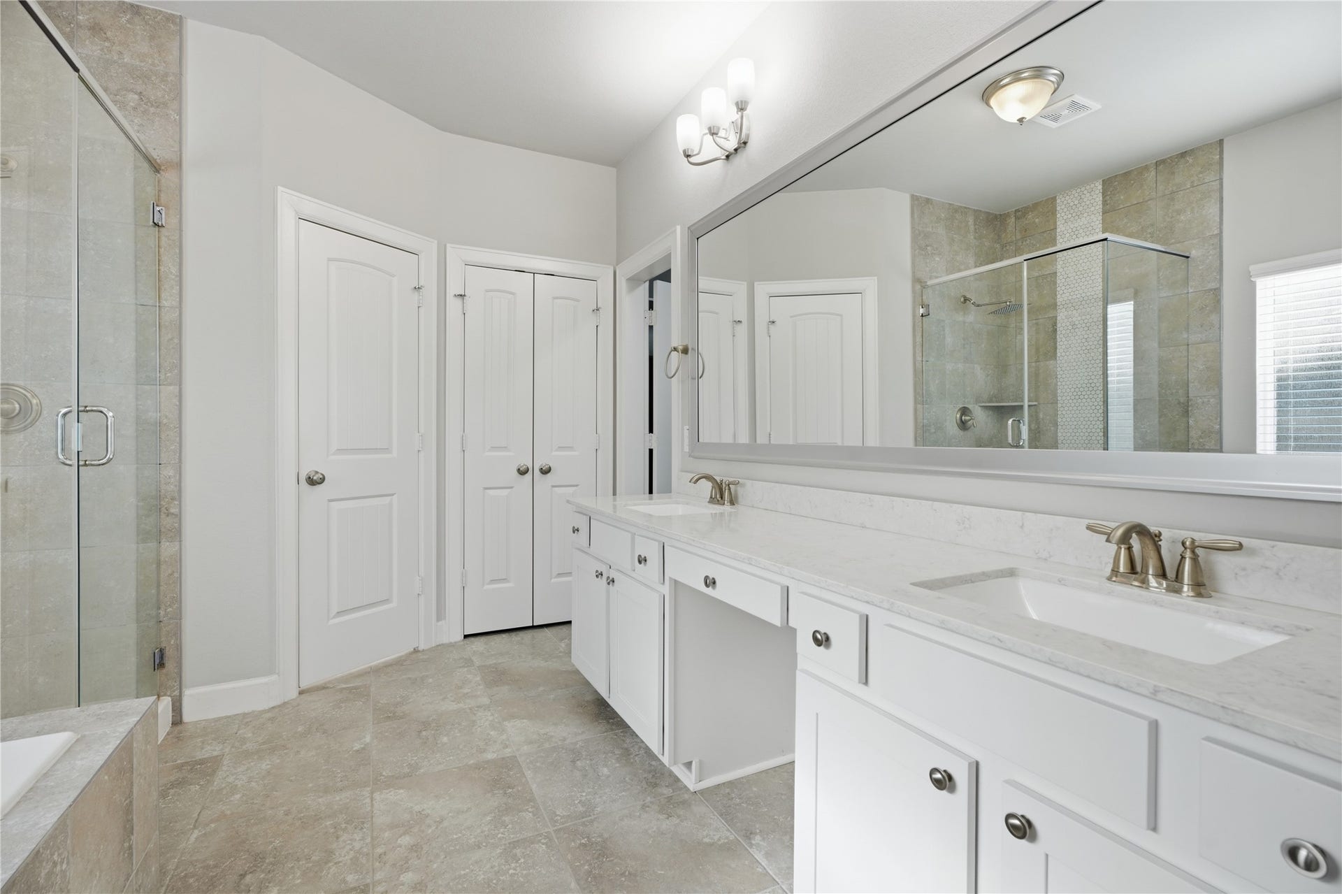 1717 Oakdale Mist Drive, Dickinson, TX 77539 Spacious primary bathroom featuring dual vanities, updated fixtures, and plenty of counter and storage space.