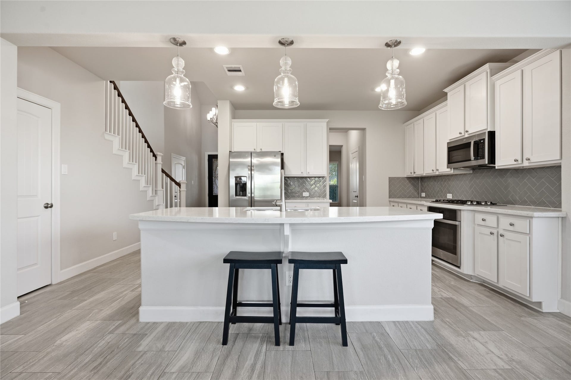 1717 Oakdale Mist Drive, Dickinson, TX 77539 Spacious kitchen featuring stainless steel appliances, abundant cabinetry, generous counter space, and a large center island.