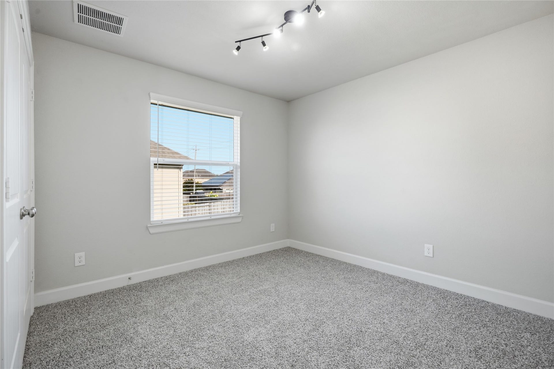 1717 Oakdale Mist Drive, Dickinson, TX 77539 Spacious upstairs secondary bedroom with plenty of natural light and neutral finishes.