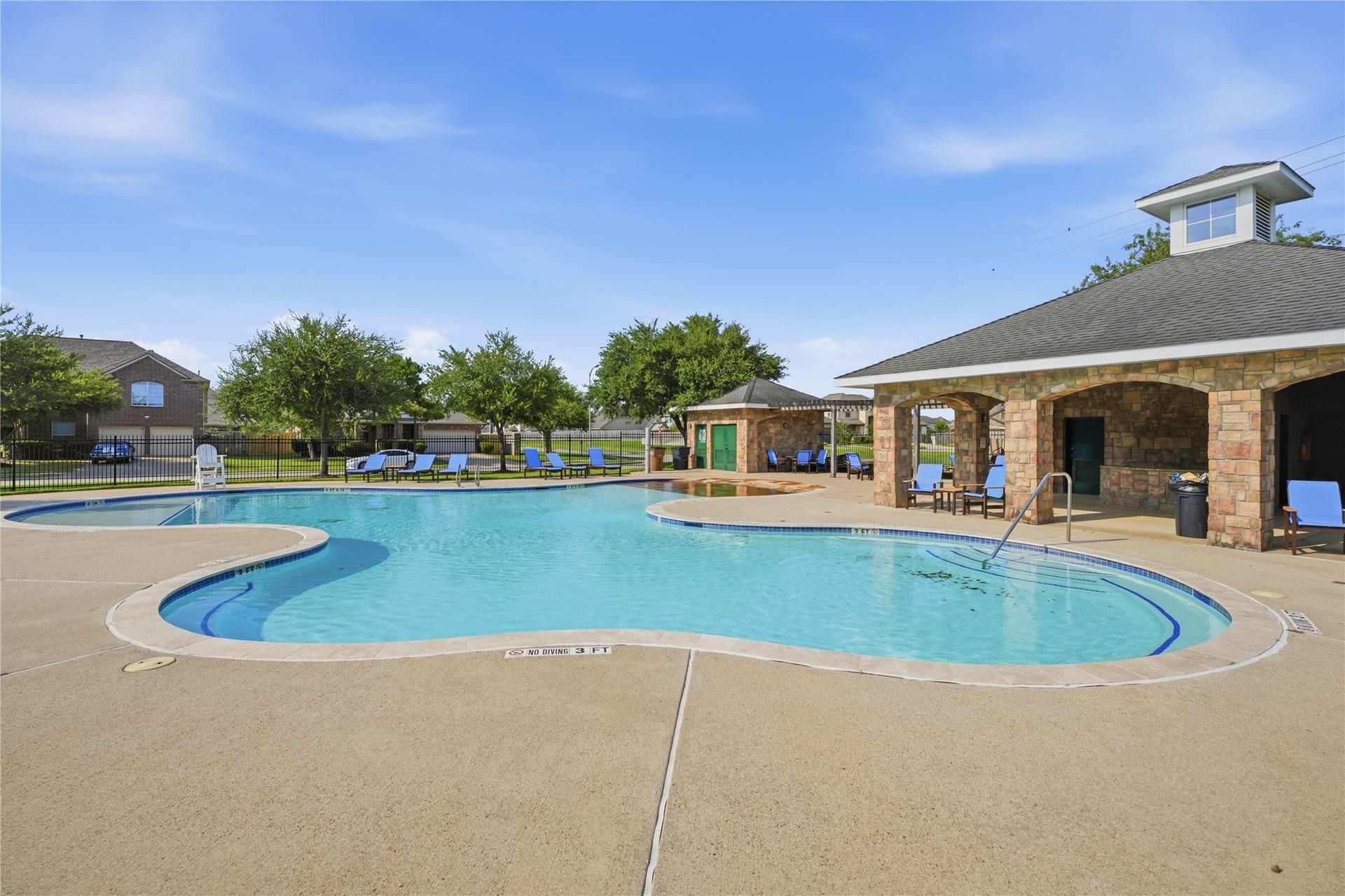 1717 Oakdale Mist Drive, Dickinson, TX 77539 Enjoy neighborhood amenities designed for outdoor recreation, relaxation, and time spent outdoors.