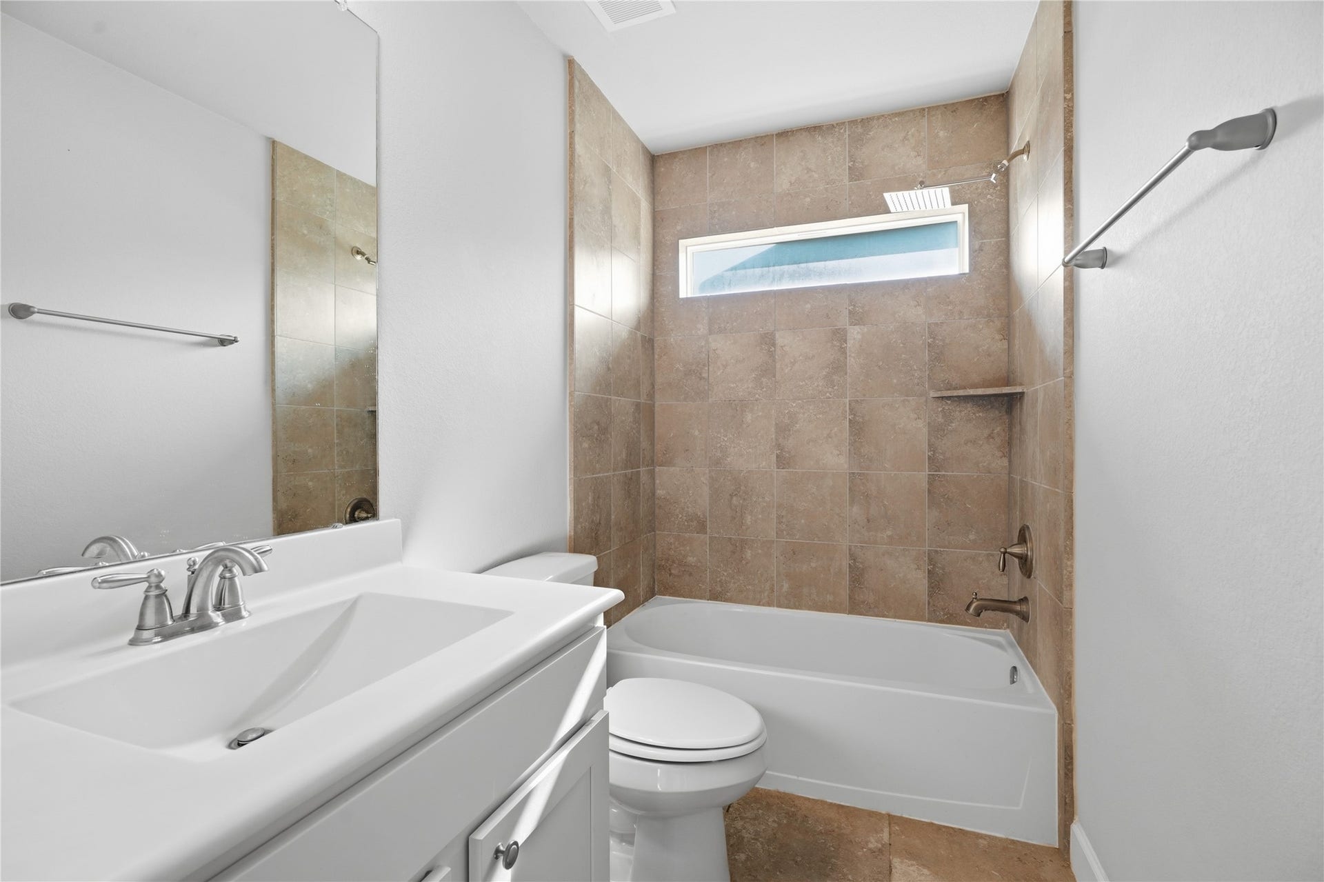1717 Oakdale Mist Drive, Dickinson, TX 77539 Private full bathroom located within the secondary bedroom provides added privacy and convenience for family or guests.