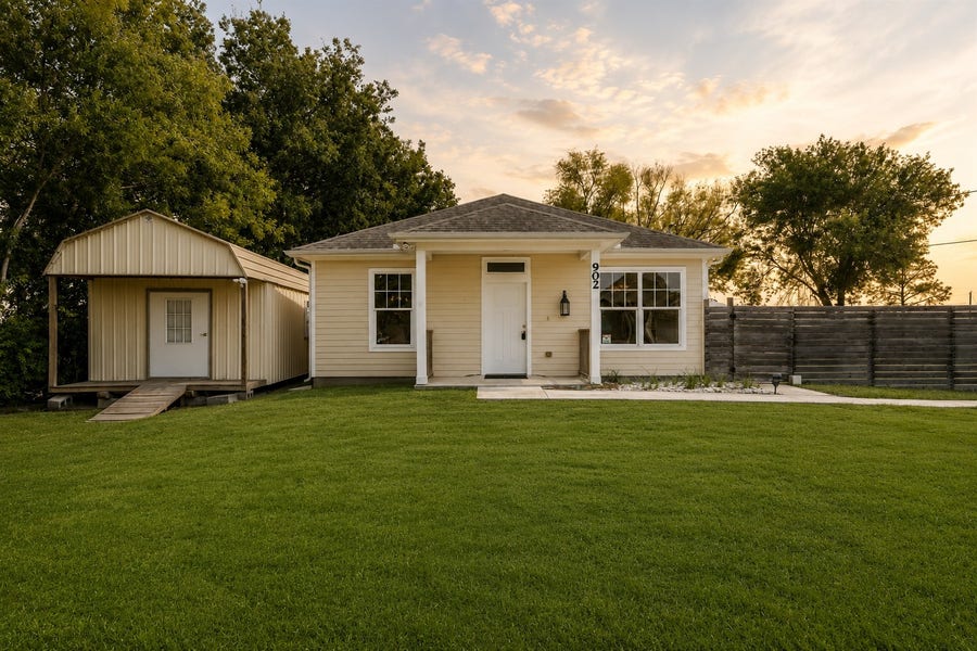 Property photo for 902 Virginia Avenue, League City, TX