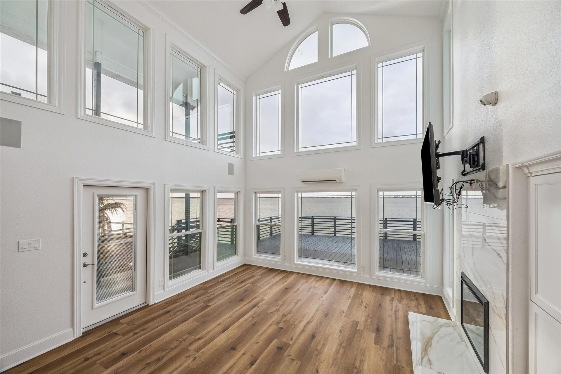 407 Isles End Road, Tiki Island, TX 77554 LIVING AREA