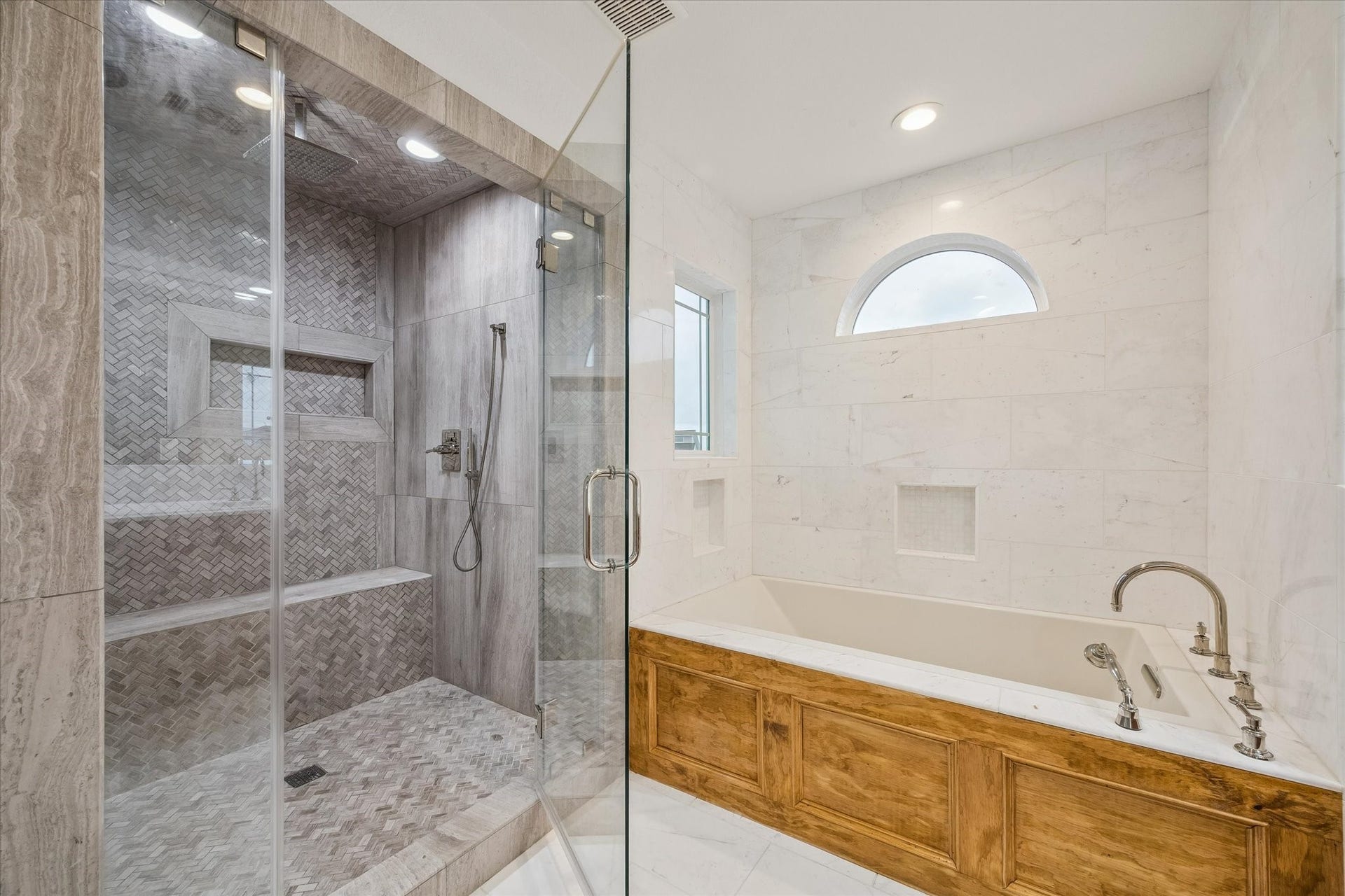 407 Isles End Road, Tiki Island, TX 77554 LARGE WALK IN