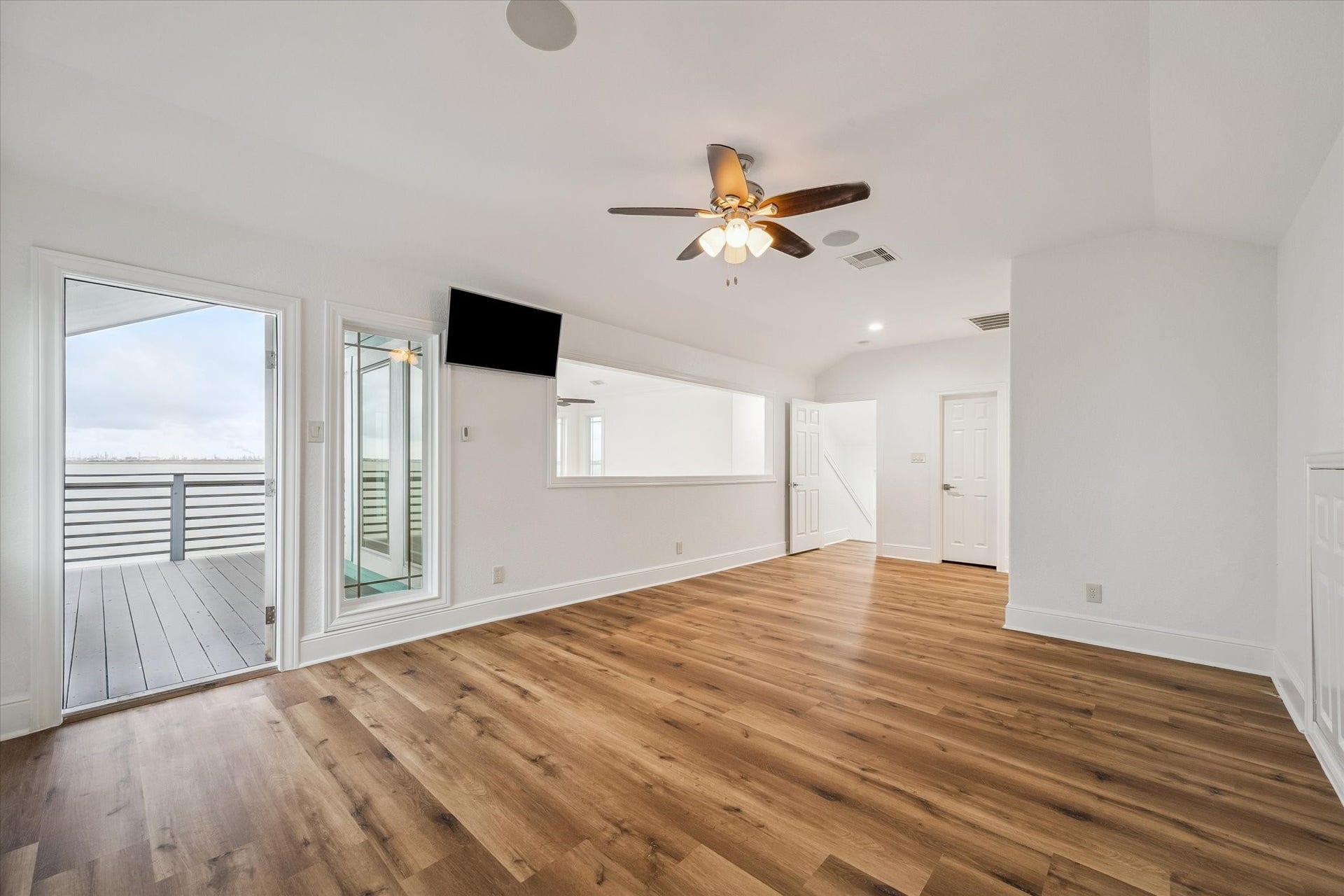 407 Isles End Road, Tiki Island, TX 77554 PRIMARY WITH BALCONY