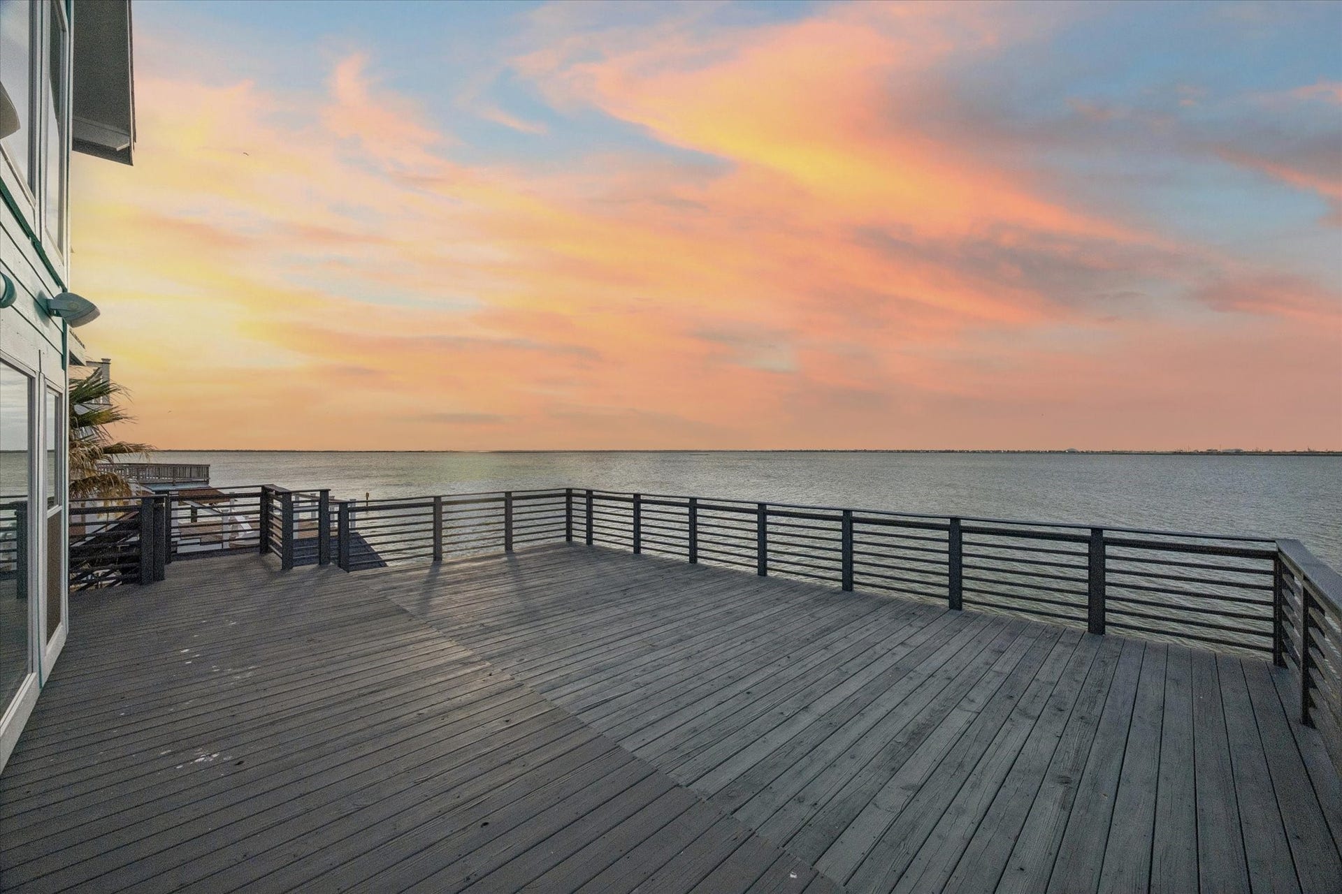 407 Isles End Road, Tiki Island, TX 77554 BEAUTIFUL SUNSETS