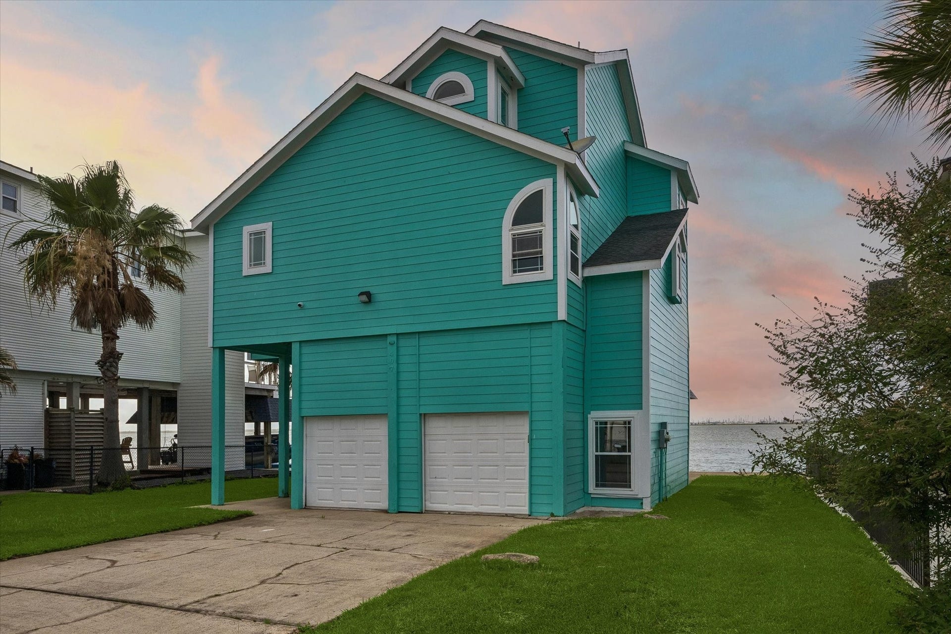407 Isles End Road, Tiki Island, TX 77554 FRONT ON THE JONES BAY
