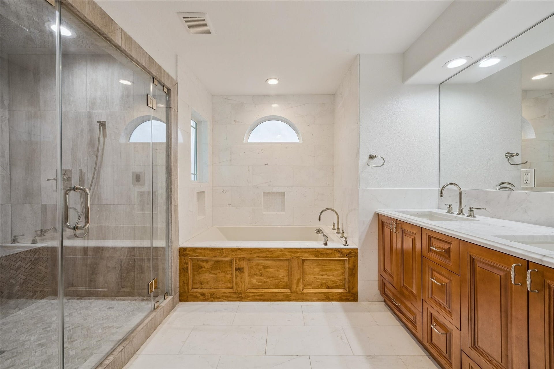 407 Isles End Road, Tiki Island, TX 77554 DOUBLE VANITY