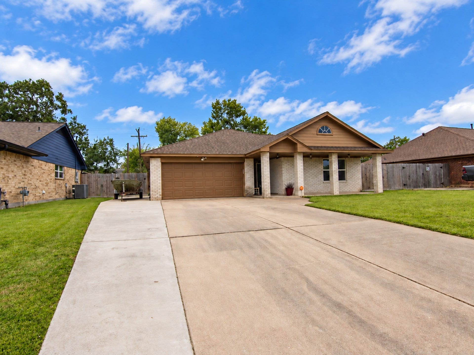 406 Walnut Street, Lake Jackson, TX 77566 Extended drive way.