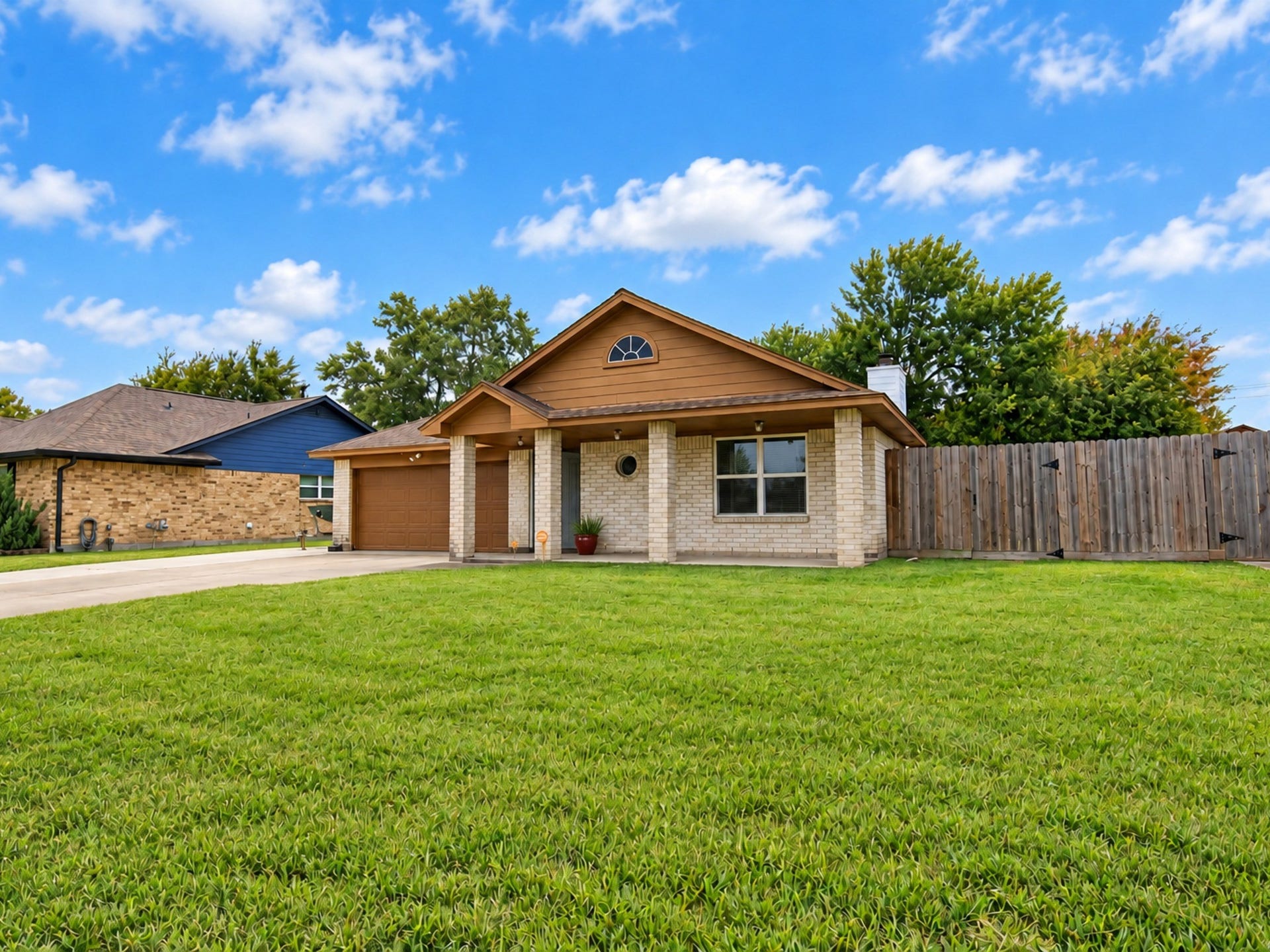 406 Walnut Street, Lake Jackson, TX 77566 Large front yard.