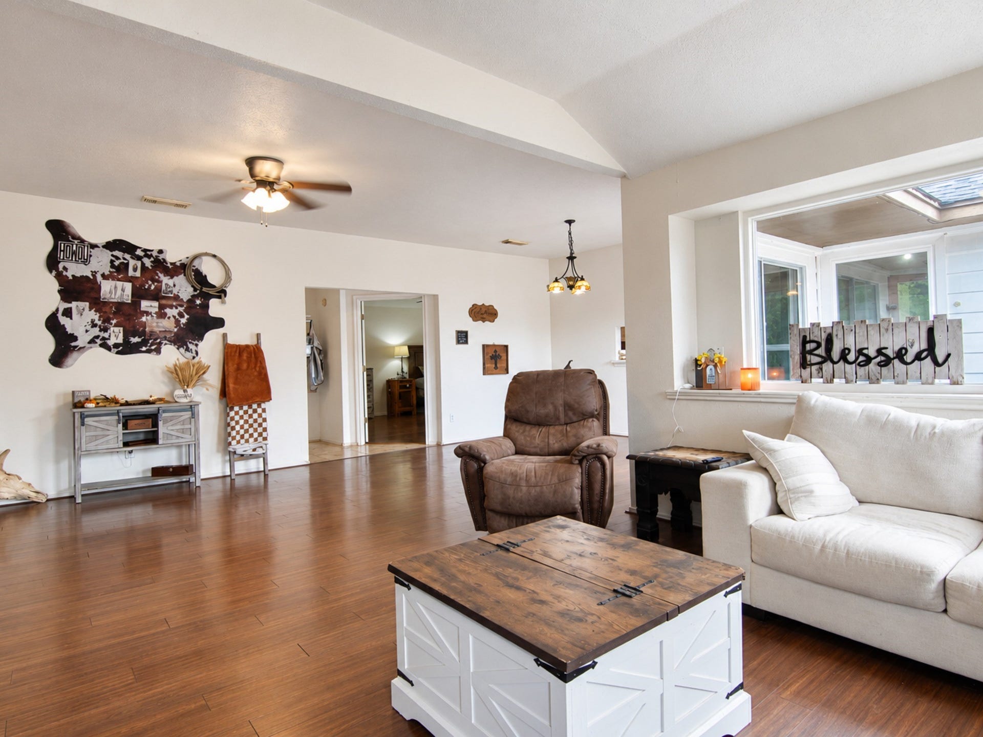 406 Walnut Street, Lake Jackson, TX 77566 High ceilings.