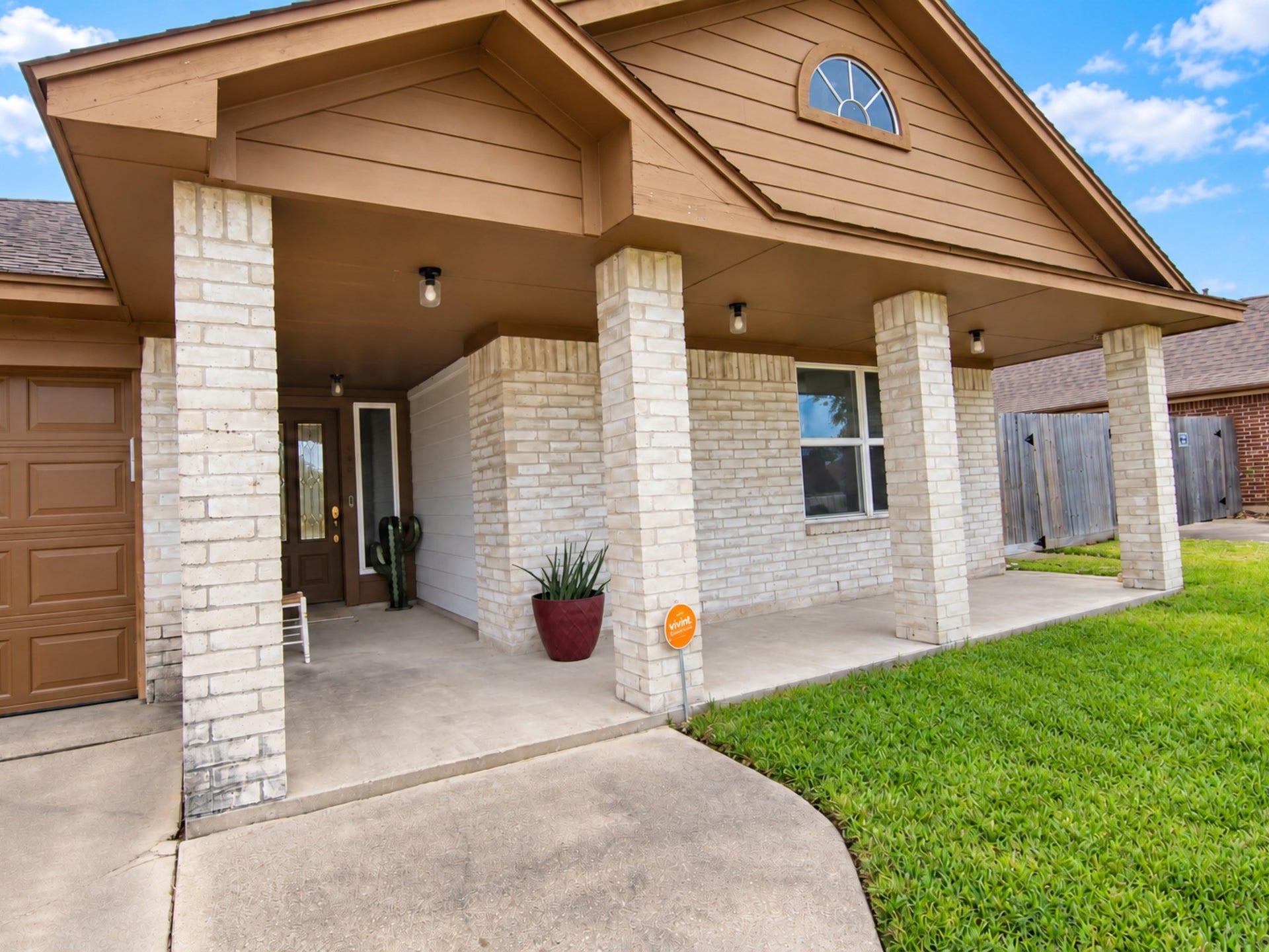 406 Walnut Street, Lake Jackson, TX 77566 Covered extended porch.