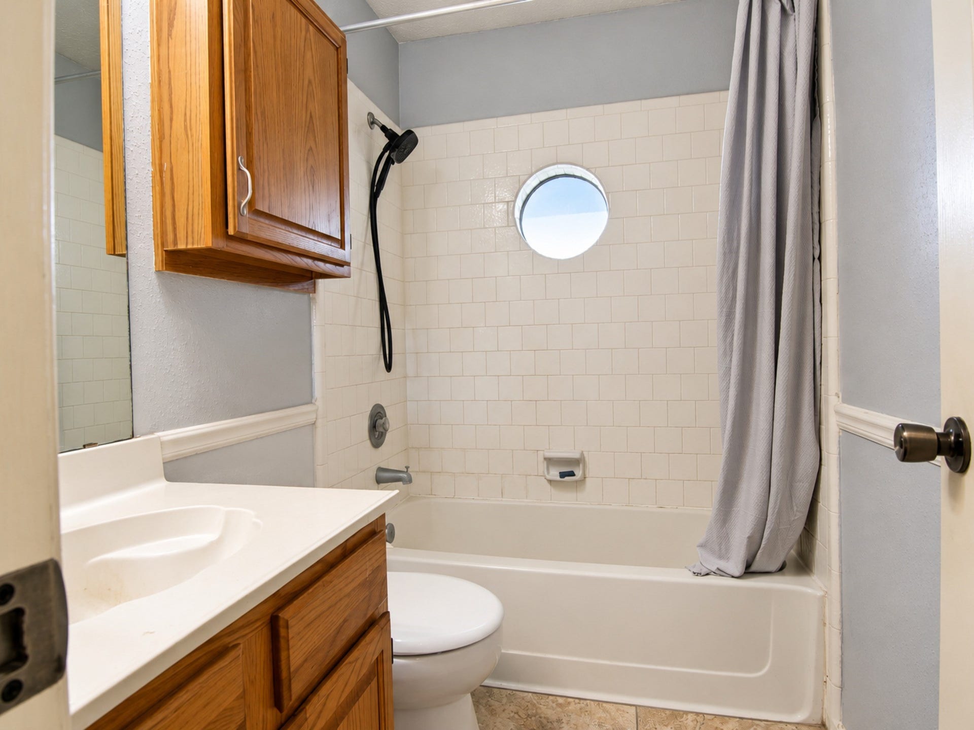 406 Walnut Street, Lake Jackson, TX 77566 Second bathroom.