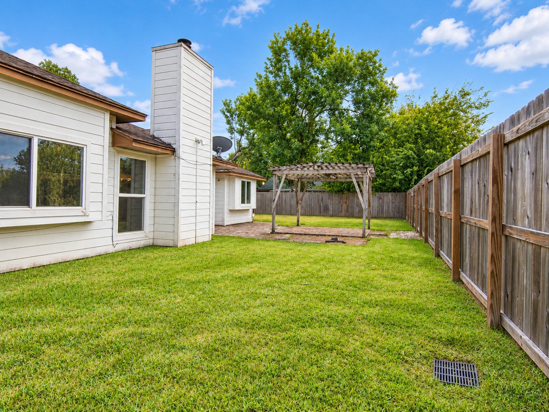 406 Walnut Street, Lake Jackson, TX 77566 Great side yard.