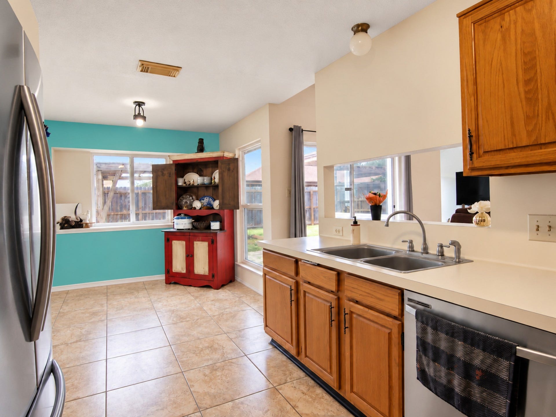 406 Walnut Street, Lake Jackson, TX 77566 Open kitchen.