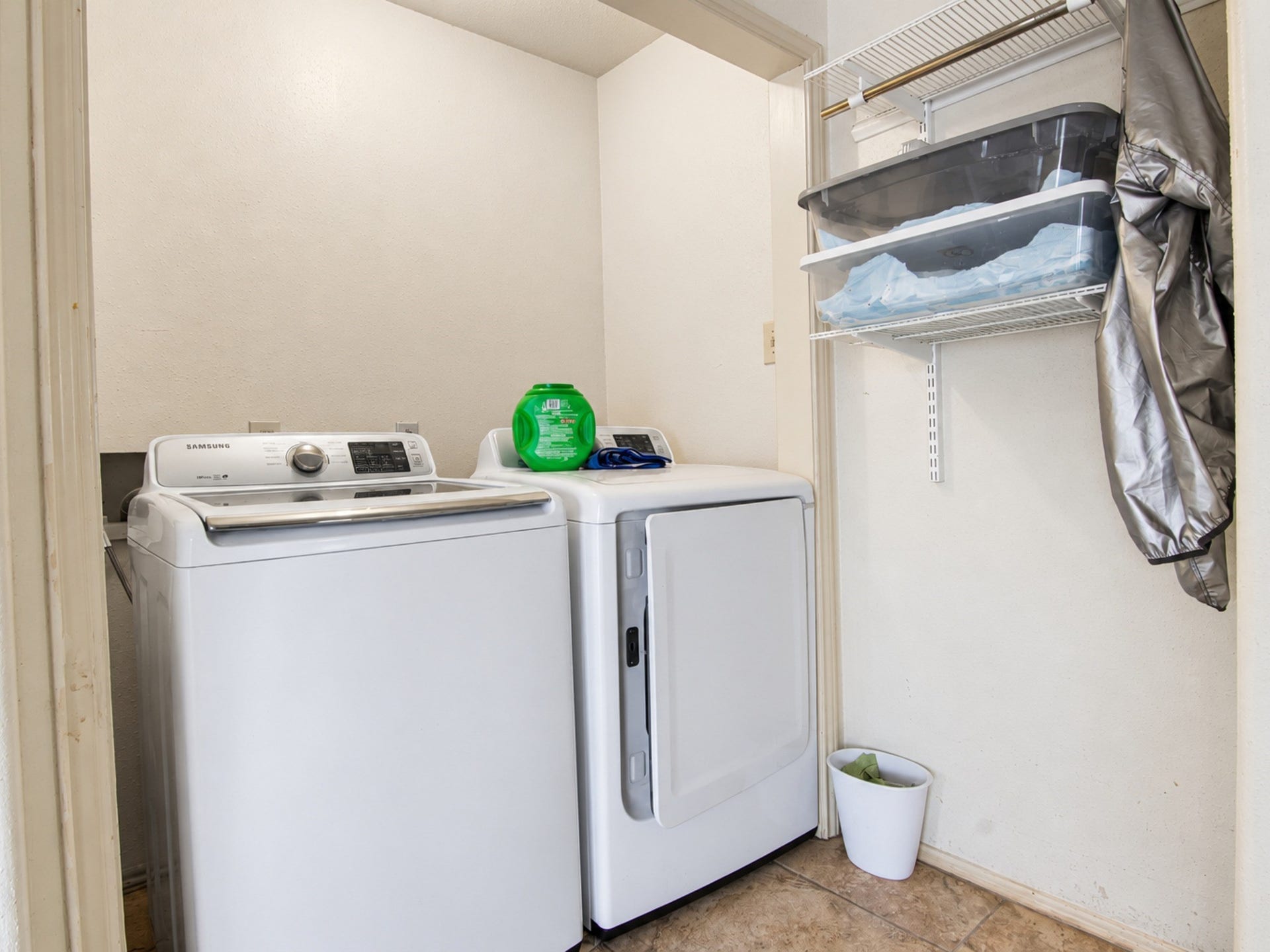 406 Walnut Street, Lake Jackson, TX 77566 Laundry in house.