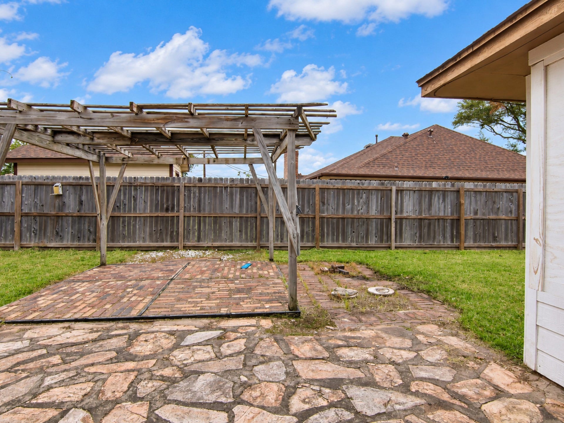 406 Walnut Street, Lake Jackson, TX 77566 Extended patio.