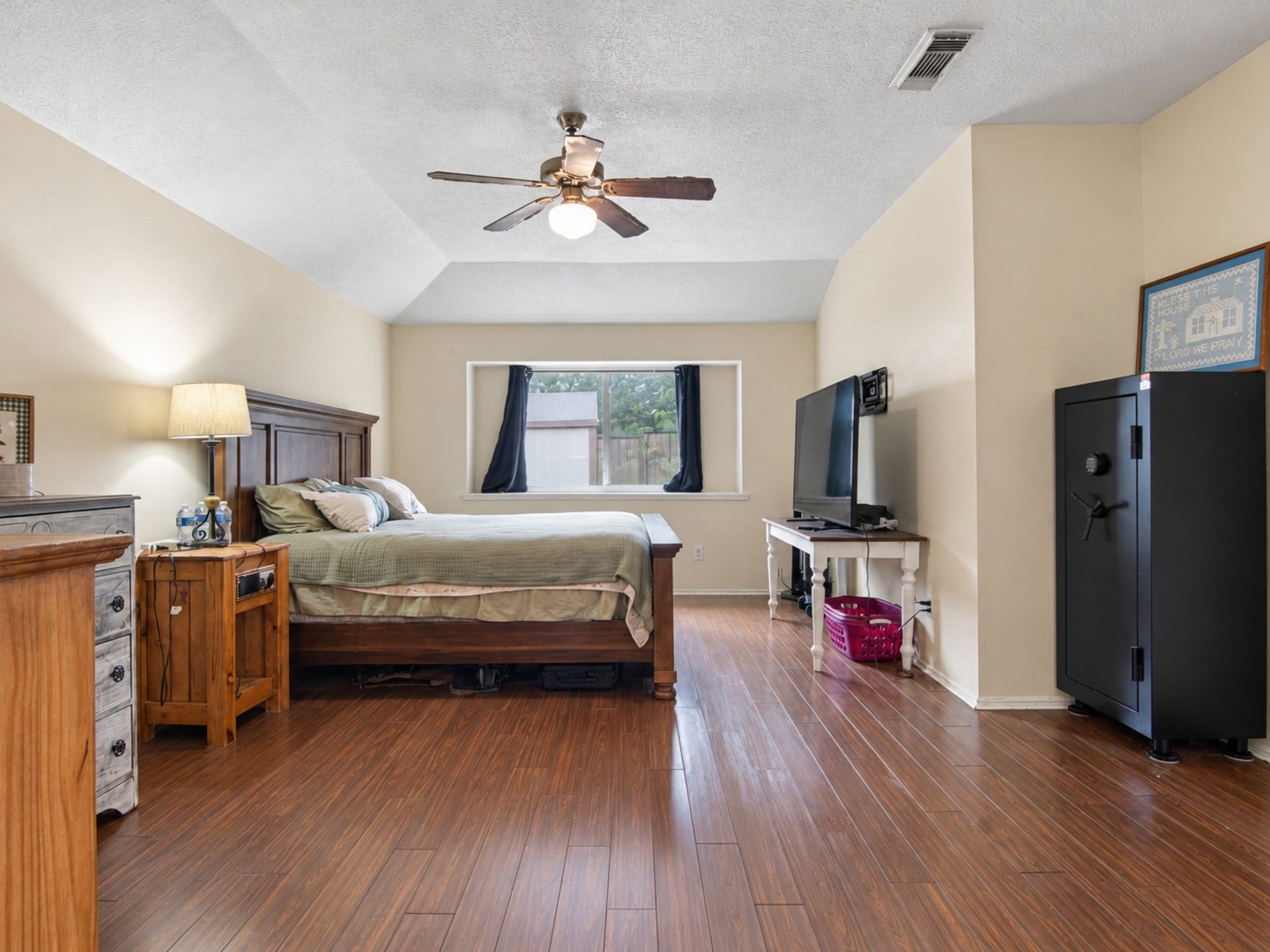 406 Walnut Street, Lake Jackson, TX 77566 High ceilings.