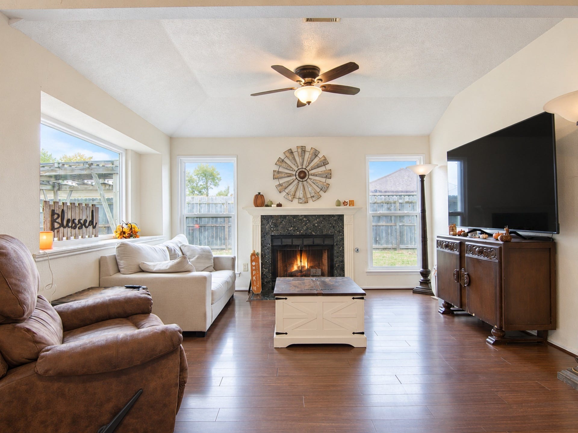 406 Walnut Street, Lake Jackson, TX 77566 Spacious living room.