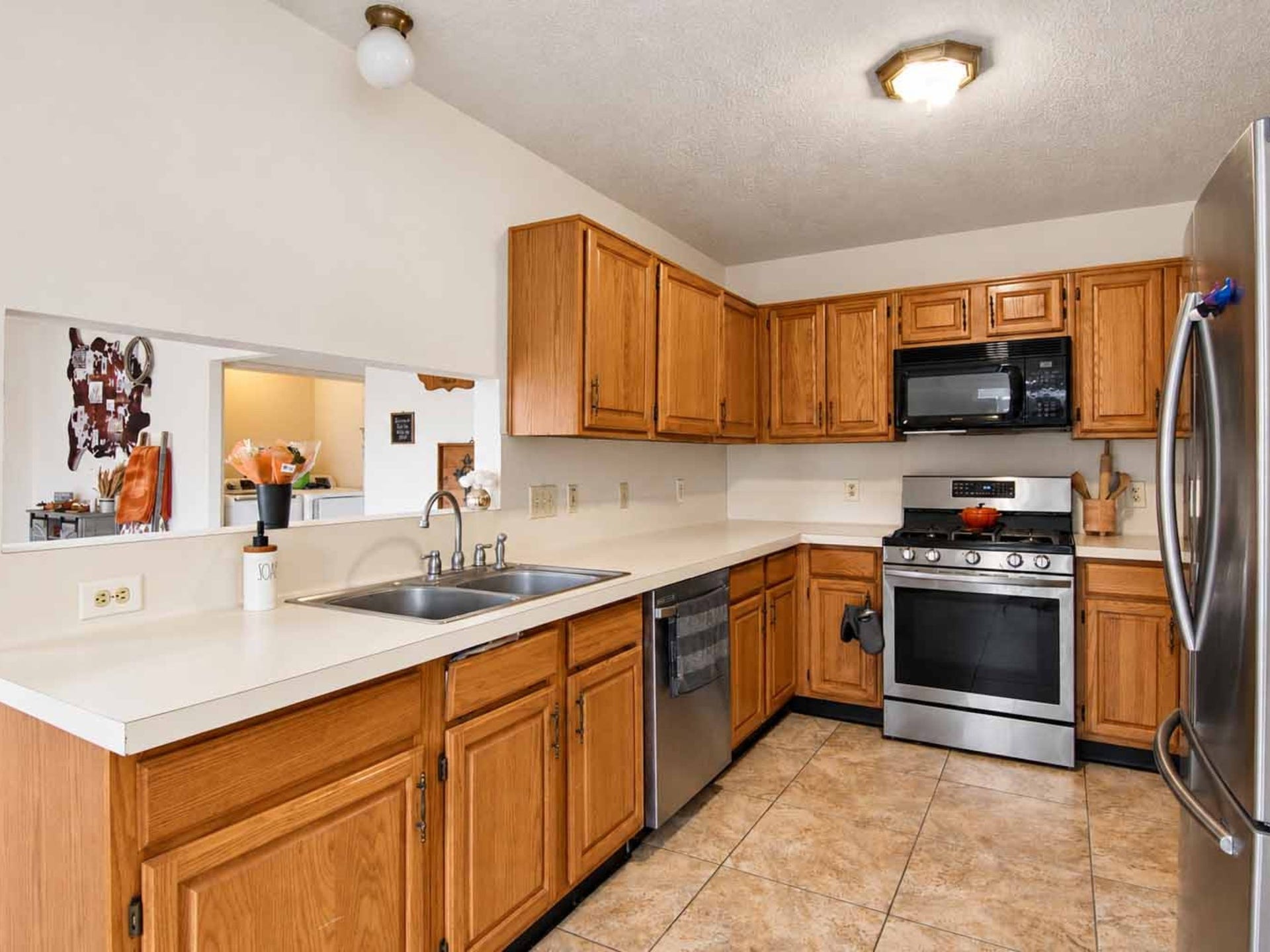 406 Walnut Street, Lake Jackson, TX 77566 Good counter and cabinet space.
